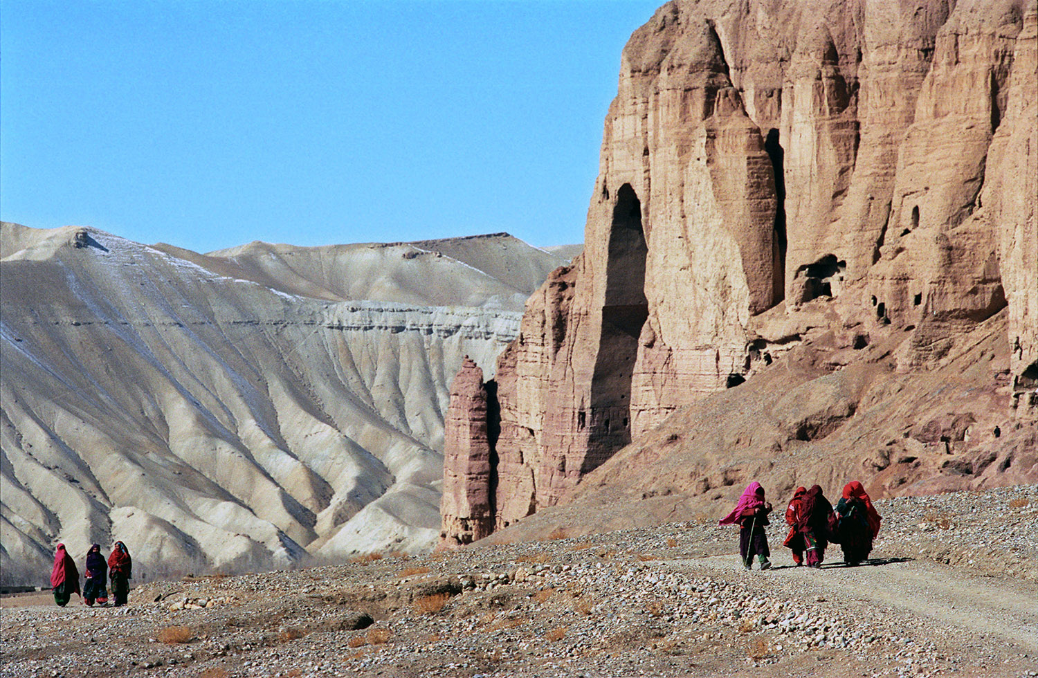 Sur le site historique et archéologique des Bouddhas de Bamiyan. Les bouddhas ont été détruits par les Talibans, les grottes sont vides.