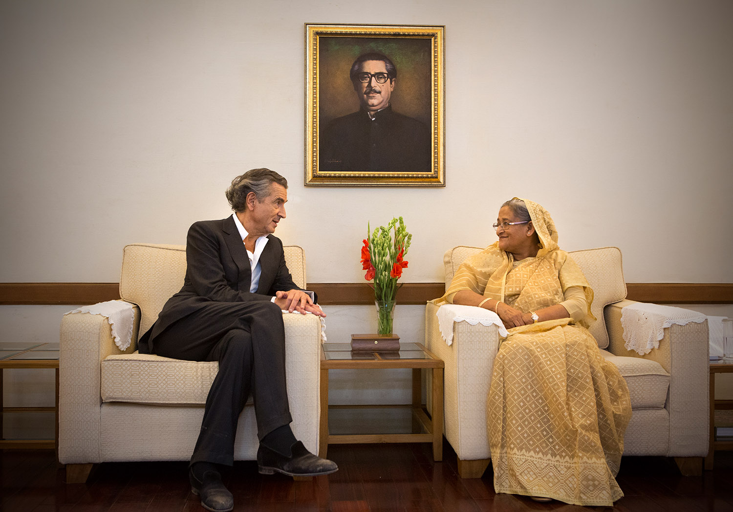 Bernard-Henri Lévy parle avec Sheikh Hasina, Première Ministre du Bangladesh, à Dacca.