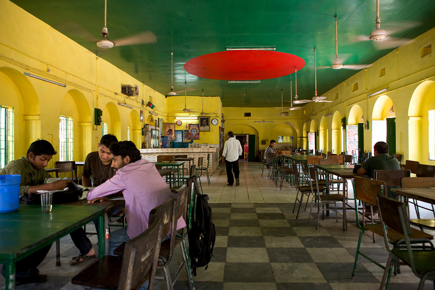 Un café de Dacca, dont le plafond est peint aux couleurs du drapeau du Bangladesh
