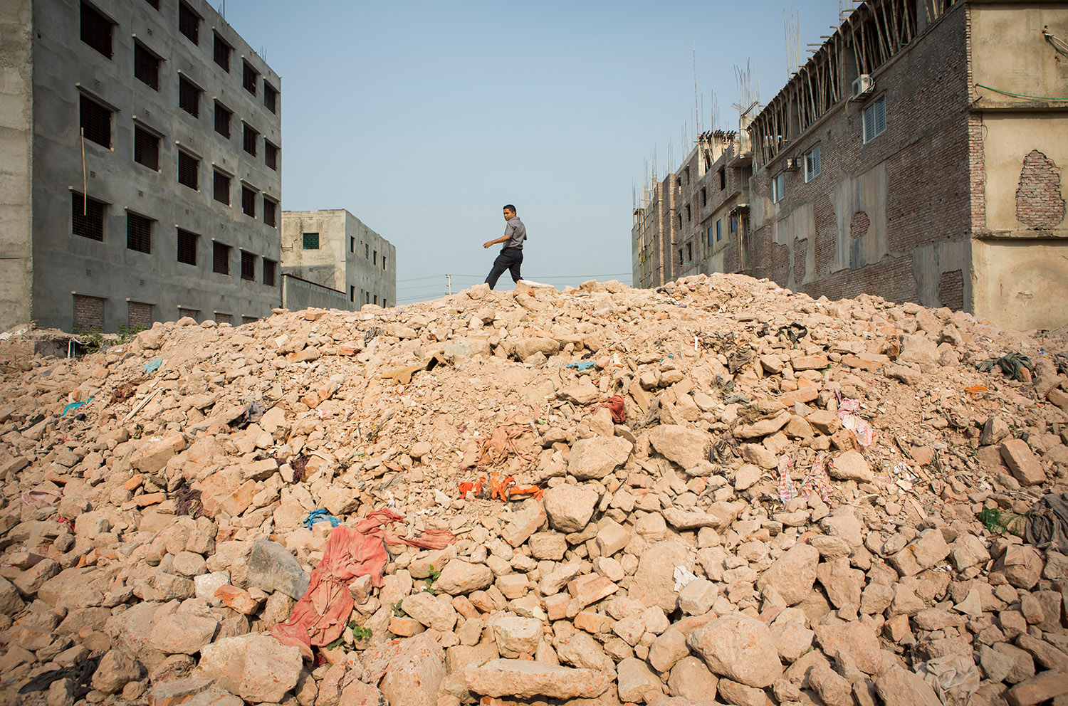 Vue d'une montagne de débris, de pierres, après l'effondrement d"un immeuble à Dacca.