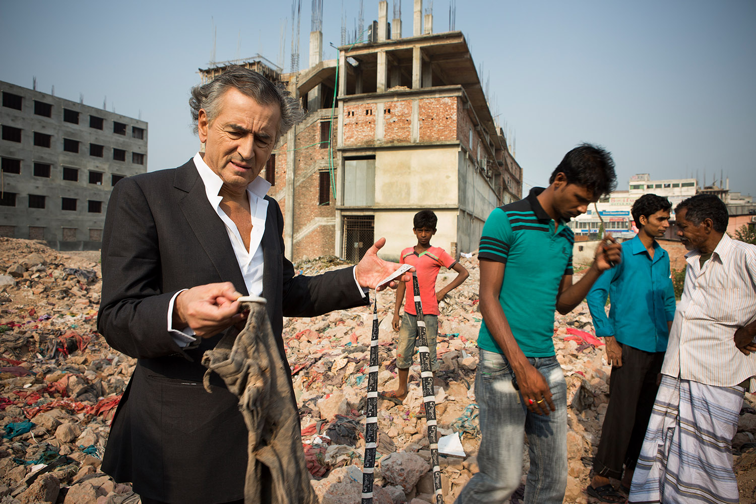 Bernard-Henri Lévy au milieu des décombres du Rana Plaza, avec des bangladeshis