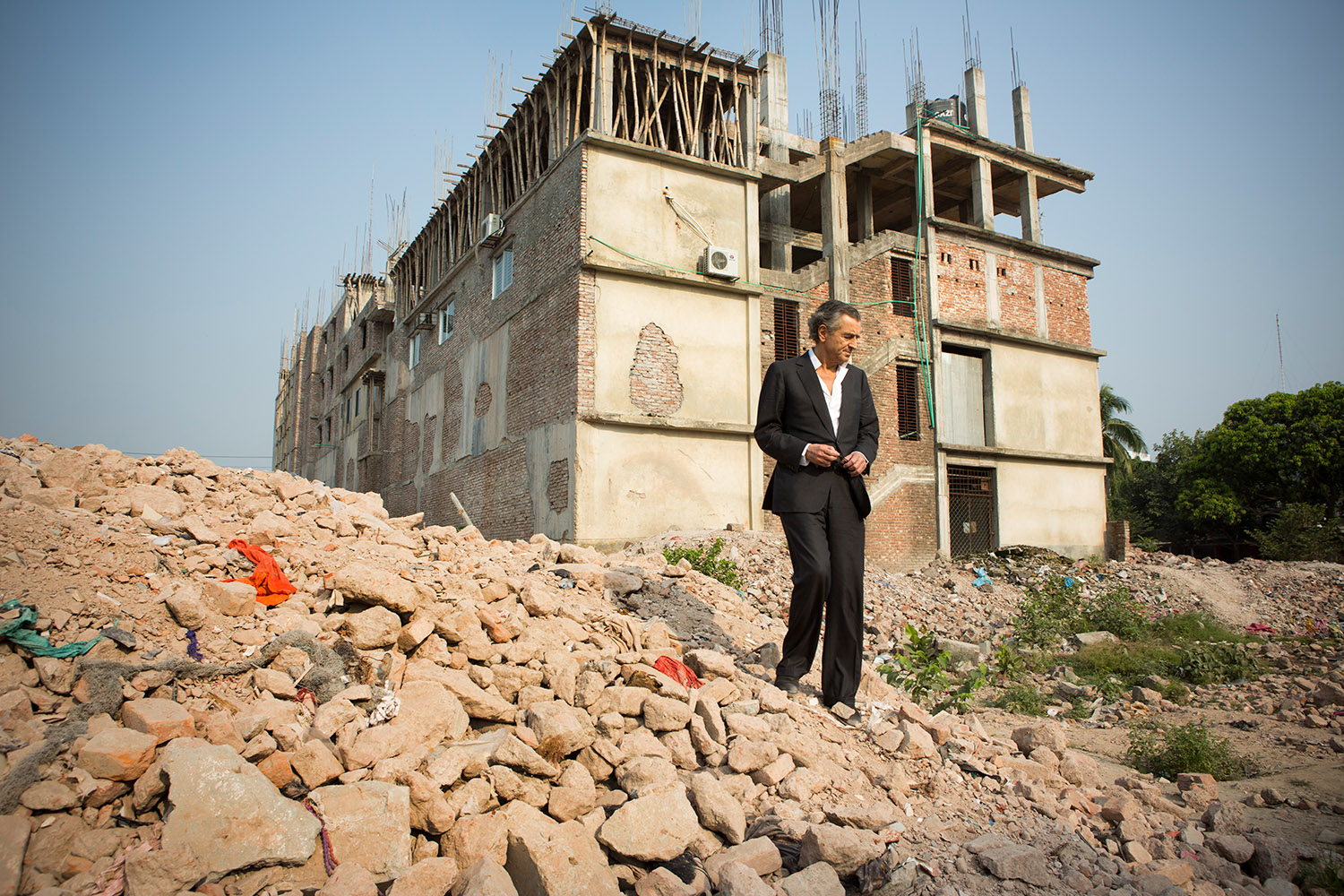 Bernard-Henri Lévy, seul sur les ruines du Rana Plaza à Dacca, là où l'immeuble s'est effondré