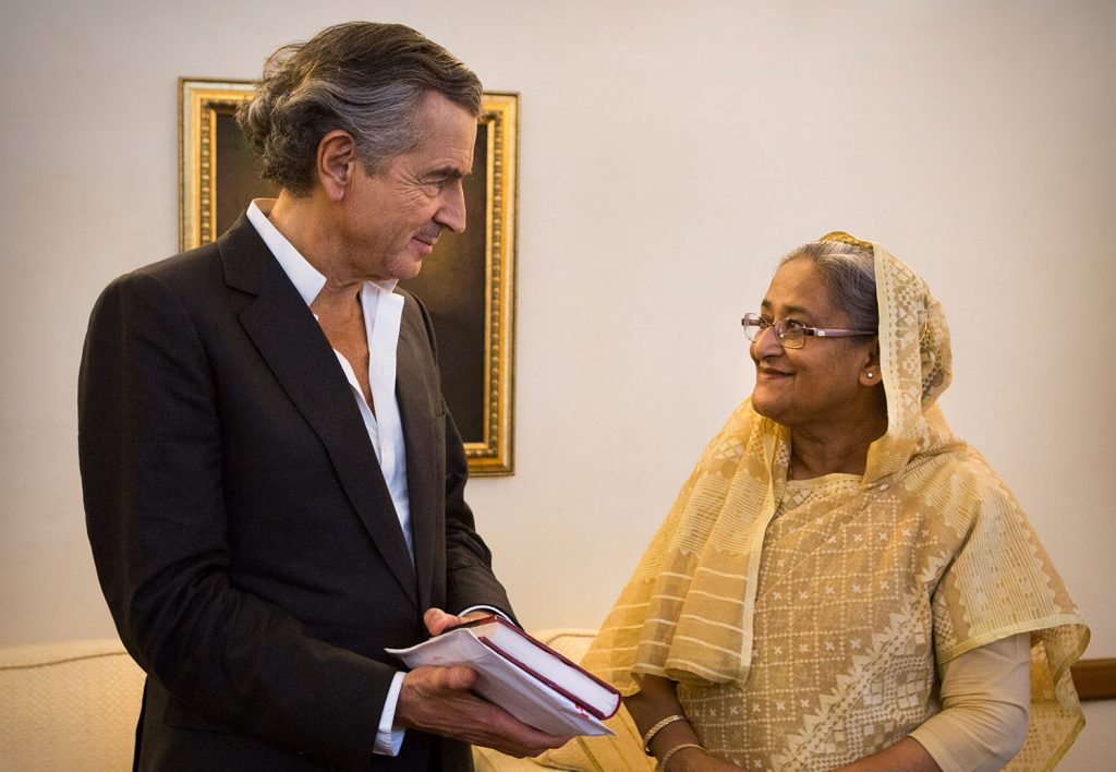 Bernard-Henri Lévy offre à Sheikh Hasina la traduction de son premier livre, écrit en 1973, « Les Indes rouges », après son engagement au Bangladesh, à l'âge de 25 ans.