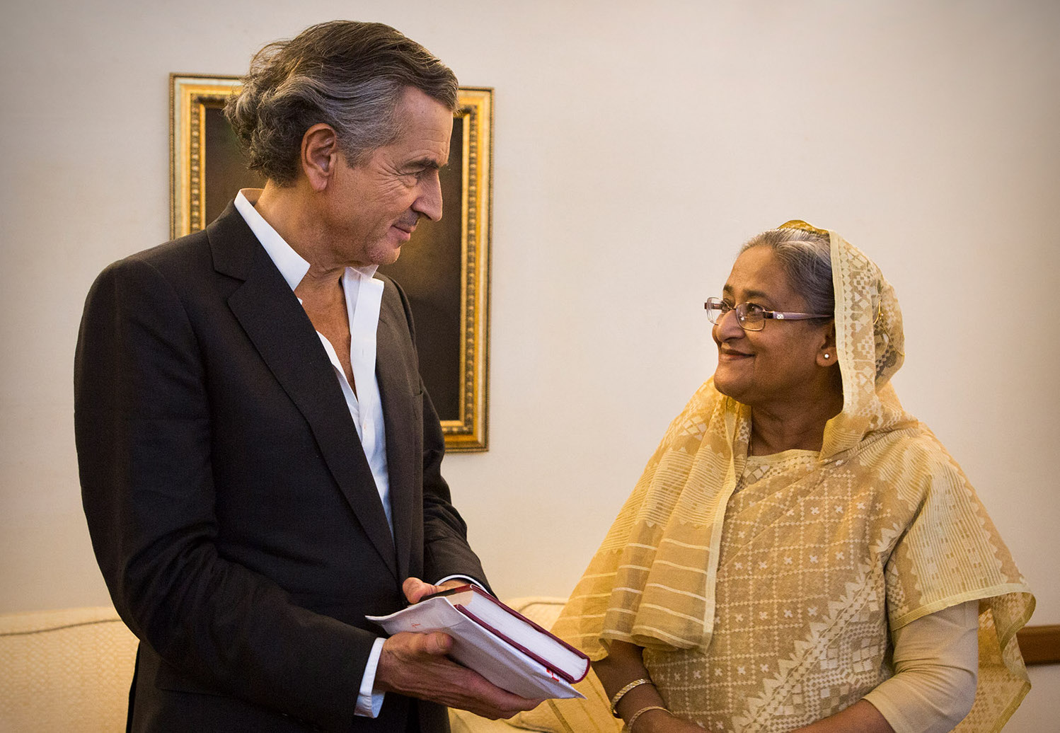 Bernard-Henri Lévy offre à Sheikh Hasina la traduction de son premier livre, écrit en 1973, « Les Indes rouges », après son engagement au Bangladesh, à l'âge de 25 ans.
