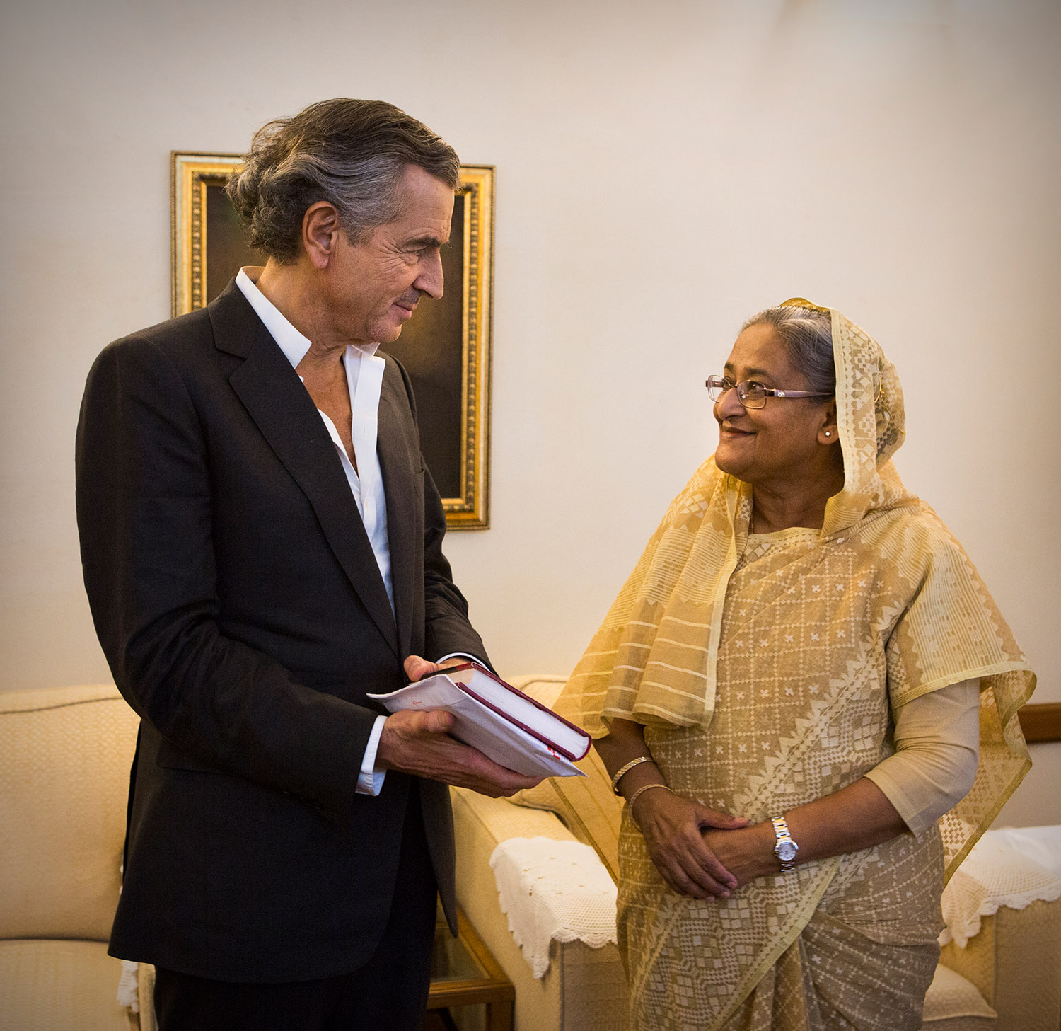 Bernard-Henri Lévy offre à Sheikh Hasina la traduction de son premier livre, écrit en 1973, « Les Indes rouges », après son engagement au Bangladesh, à l'âge de 25 ans.
