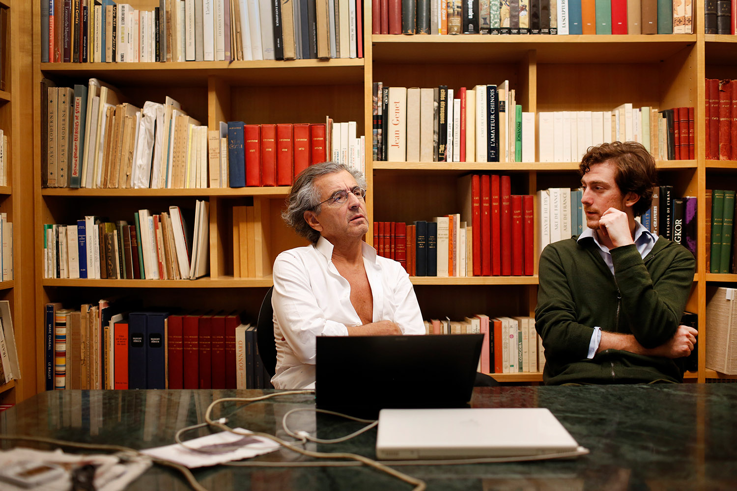 Bernard-Henri Lévy et Tancrède Hertzog parlent dans une bibliothèque, celle de la Fondation Maeght