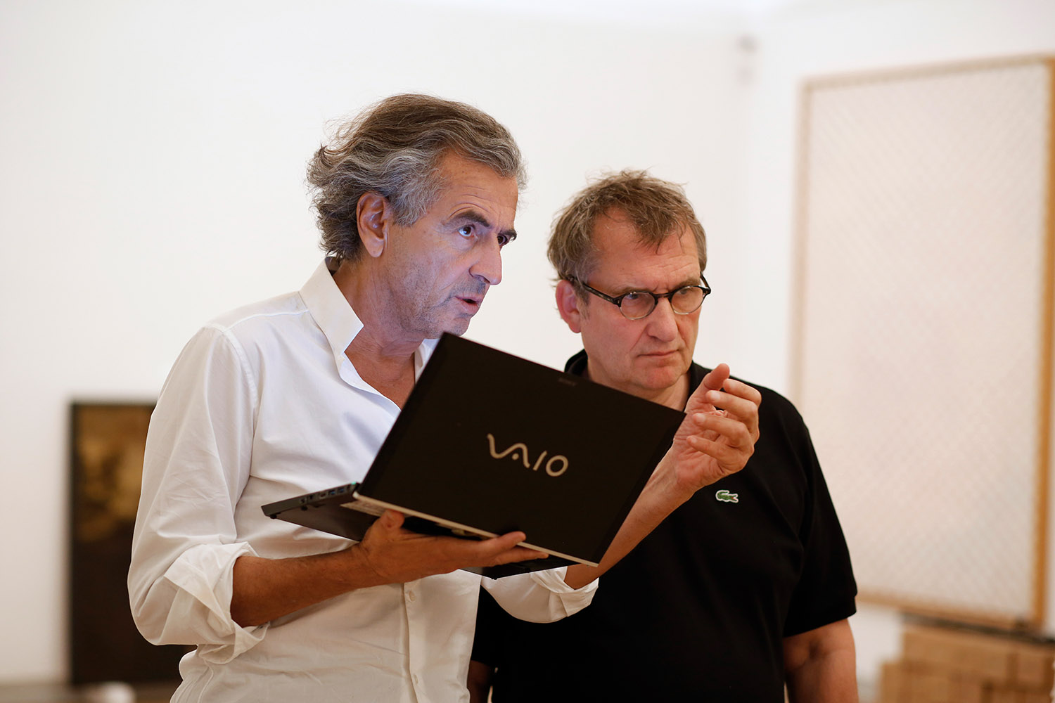 Olivier Kaeppelin et Bernard-Henri Lévy, à la Fondation Maeght. Ils parlent. BHL porte un ordinateur.