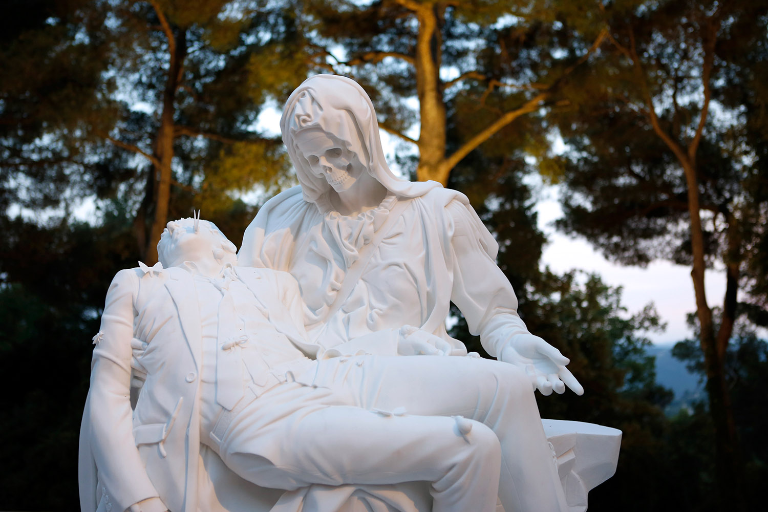 La « Pieta » de Jan Fabre, dans les jardins de la Fondation Maeght. Le visage de la pieta est un crâne de squelette, la sculpture est blanche.