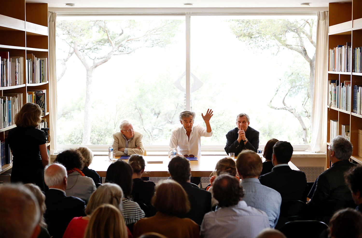 Conférence de Bernard-Henri Lévy, avec Olivier Kaeppelin, dans la bibliothèque de la Fondation Maeght.