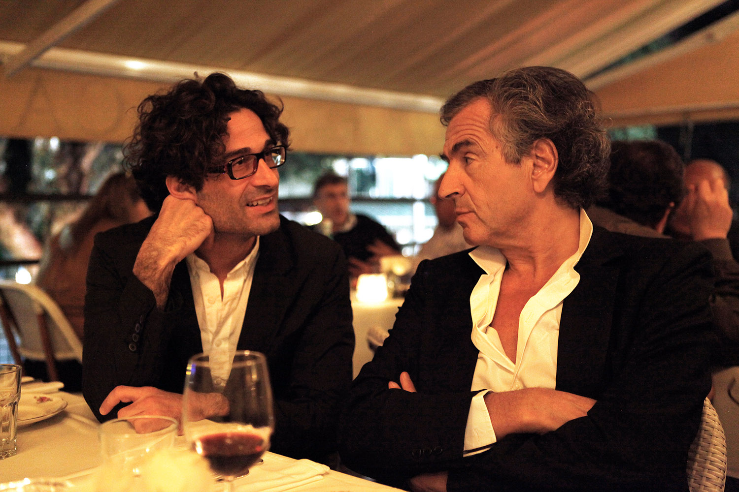 Bernard-Henri Lévy et le philosophe Raphaël Zagury-Orly, dans un restaurant à Tel-Aviv