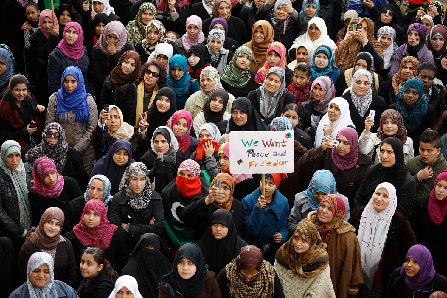 Les femmes libyennes réclament la paix et la liberté dans les rues de Benghazi.
