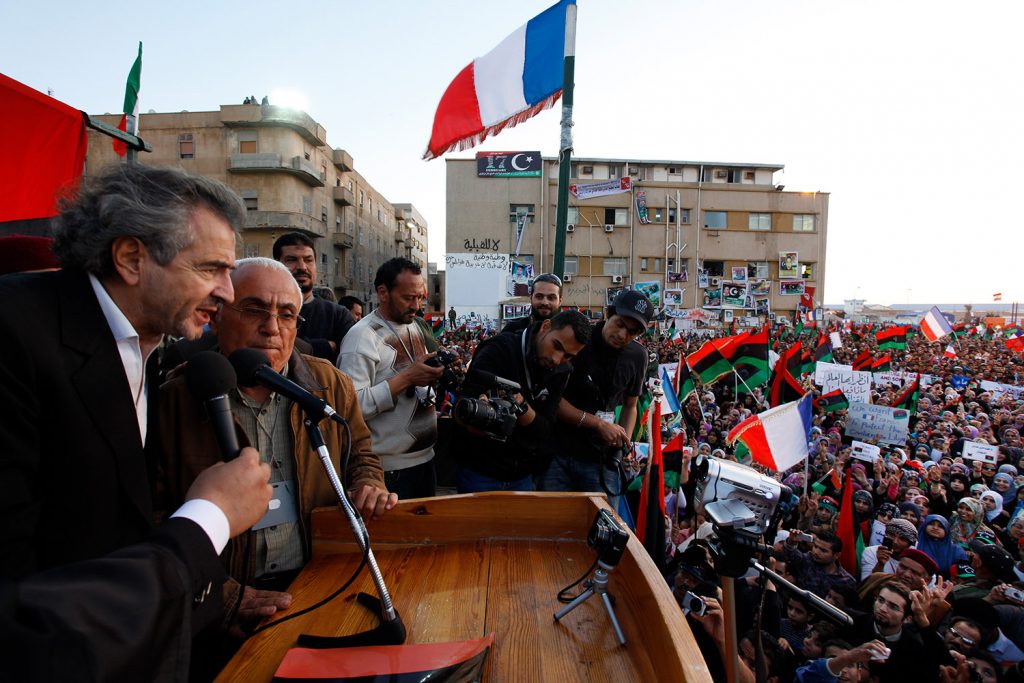 Discours de Bernard-Henri Lévy à Benghazi. Dans la foule de rebelles libyens, flottent des drapeaux libyens et français.