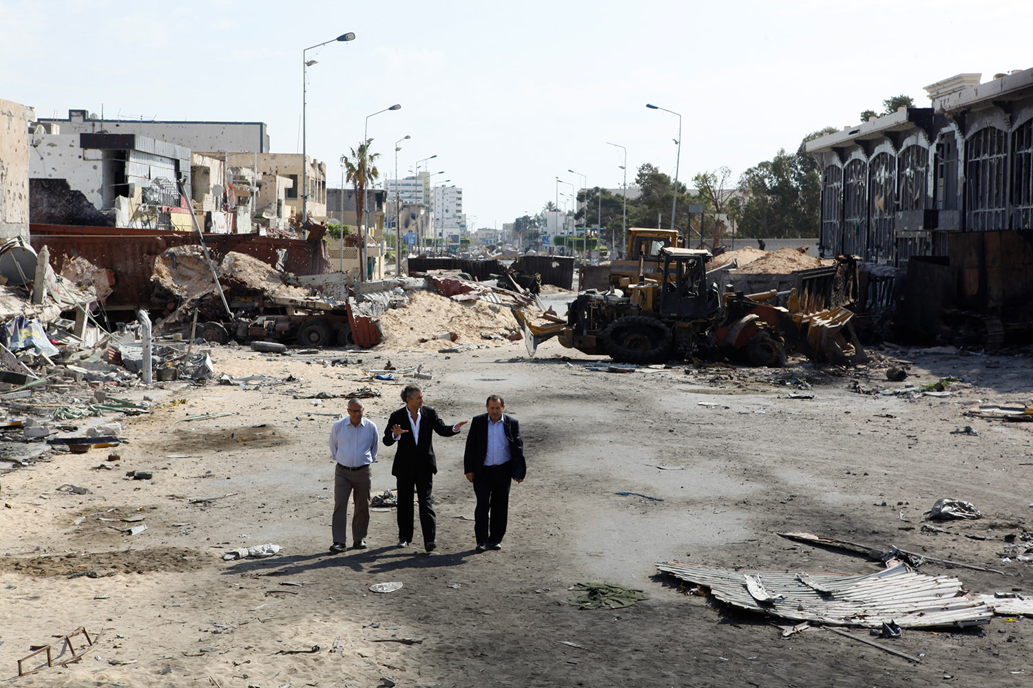 Les forces de Kadhafi se sont acharnées sur la ville de Misrata. Bernard-Henri Lévy marche dans une ville en ruine, déserte, en compagnie de deux hommes.