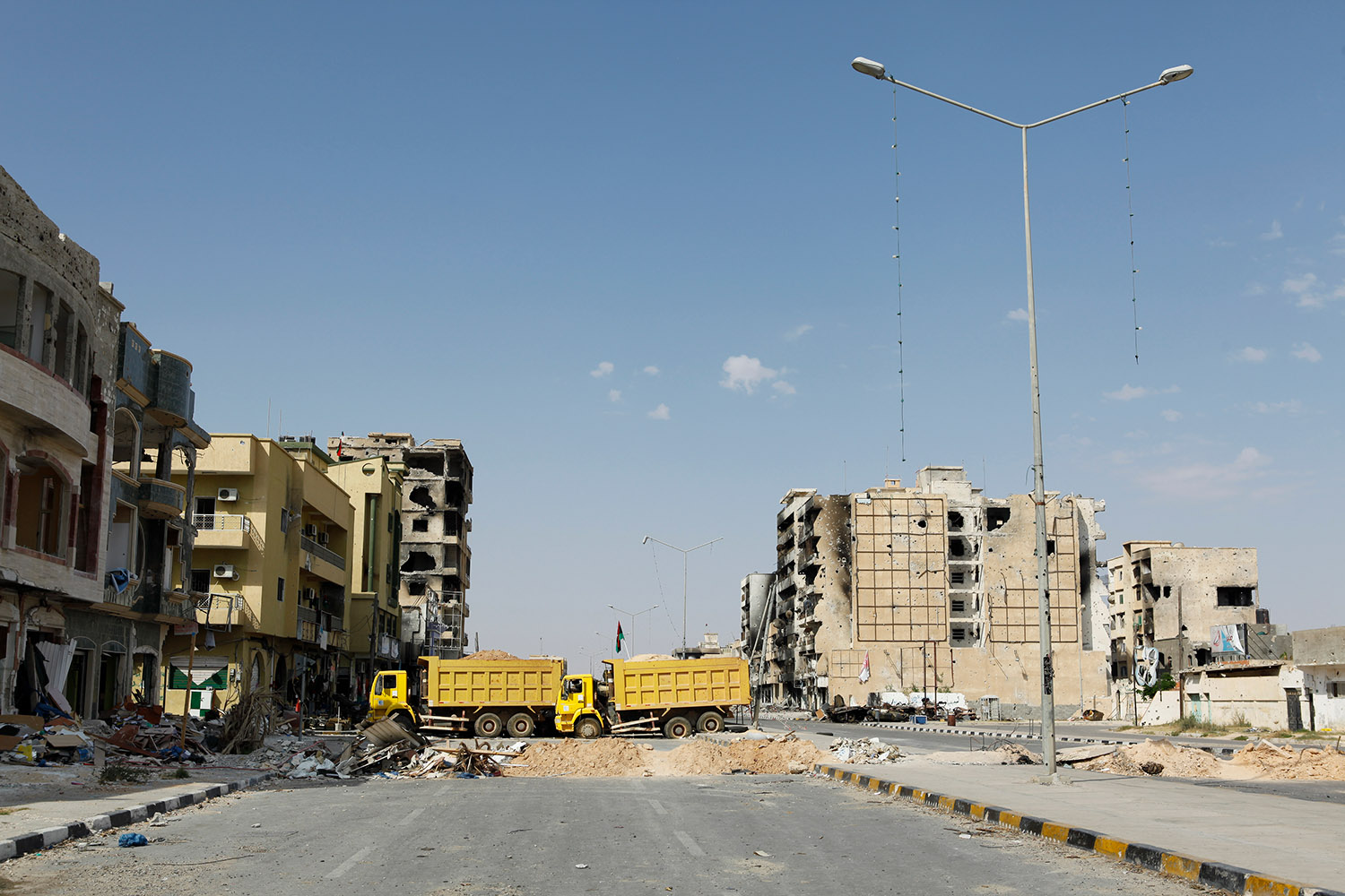 Vue de Misrata, ville détruite par les hommes de Kadhafi. Les immeubles sont éventrés, brûlés, bombardés.