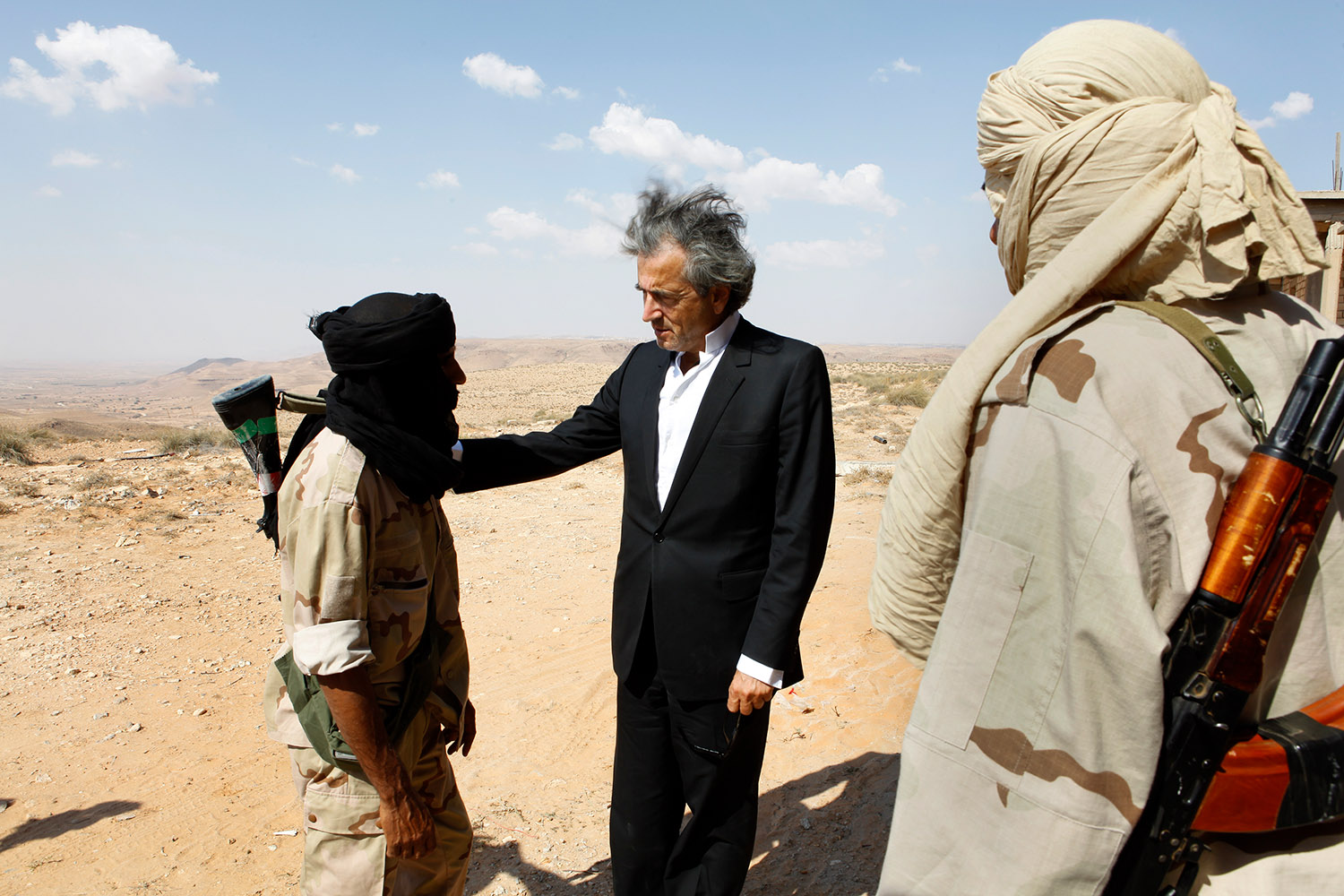Bernard-Henri Lévy sur le front de Goualich, il parle avec des soldats libyens.