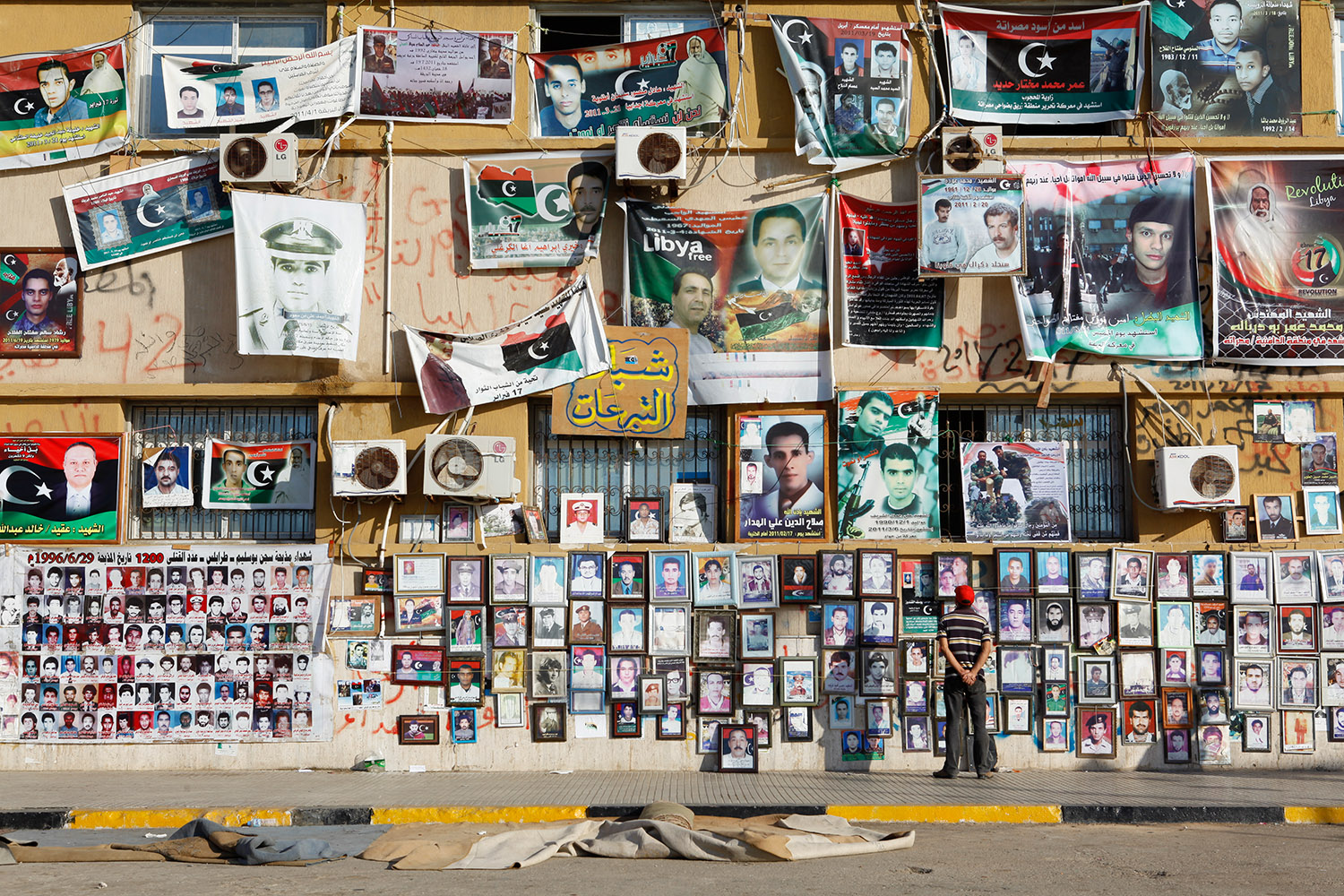 Portraits des victimes du dictateur Kadhafi en Libye accrochés sur un mur