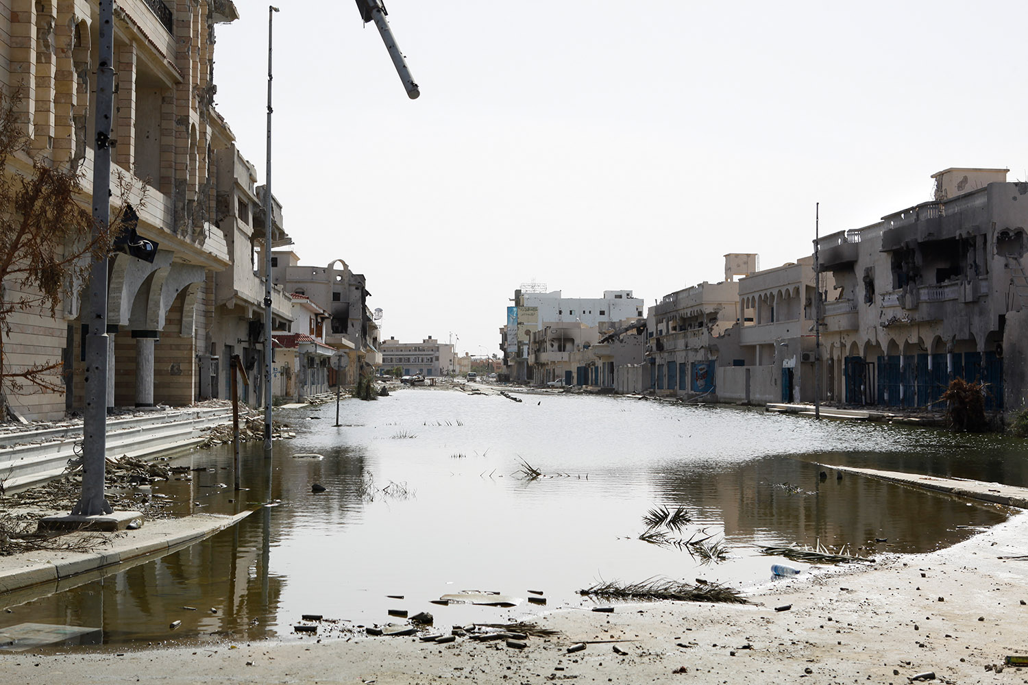 Vue de la ville de Syrte détruite et inondée.