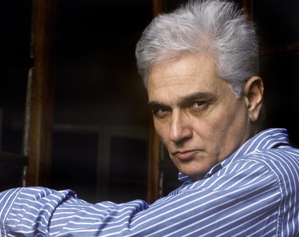 Portrait en couleur de Jacques Derrida avec une chemise rayée