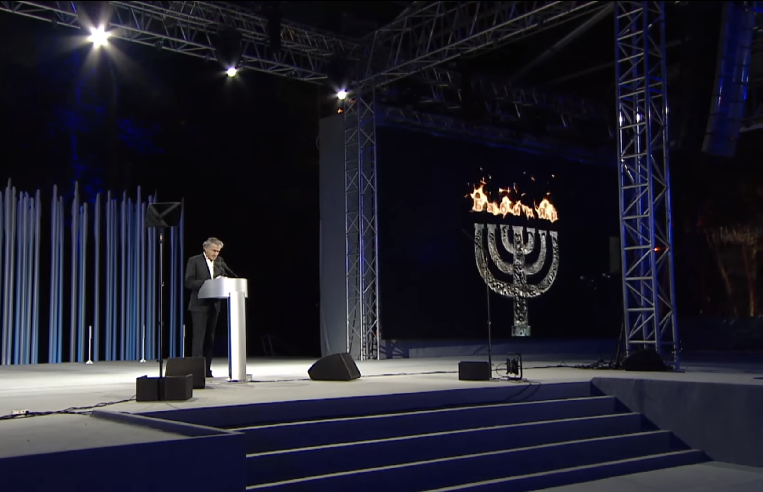 Bernard-Henri Lévy sur la scène de l'hommage aux victime du massacre de Babi Yar