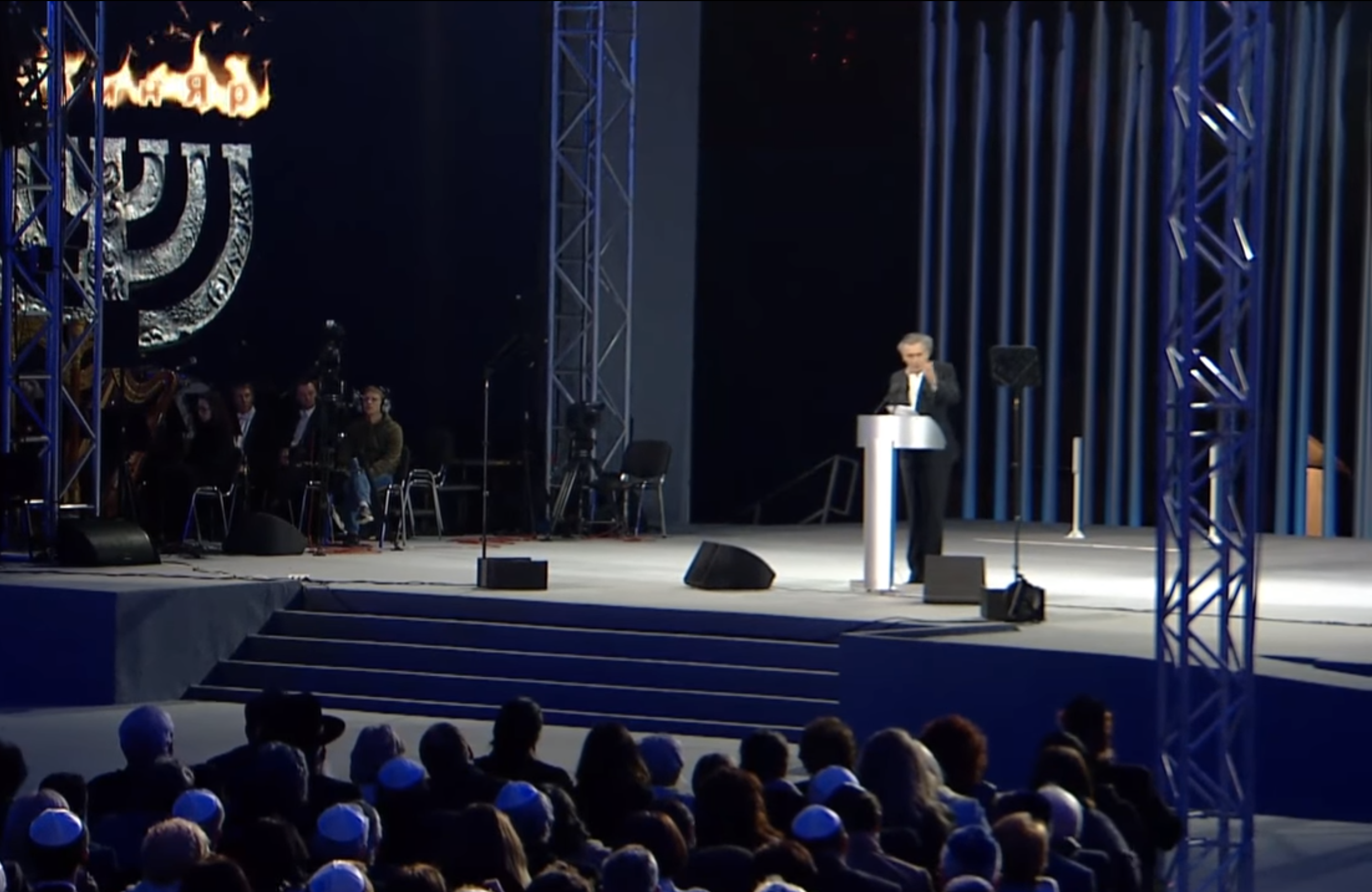 Bernard-Henri Lévy sur la scène de l'hommage aux victime du massacre de Babi Yar