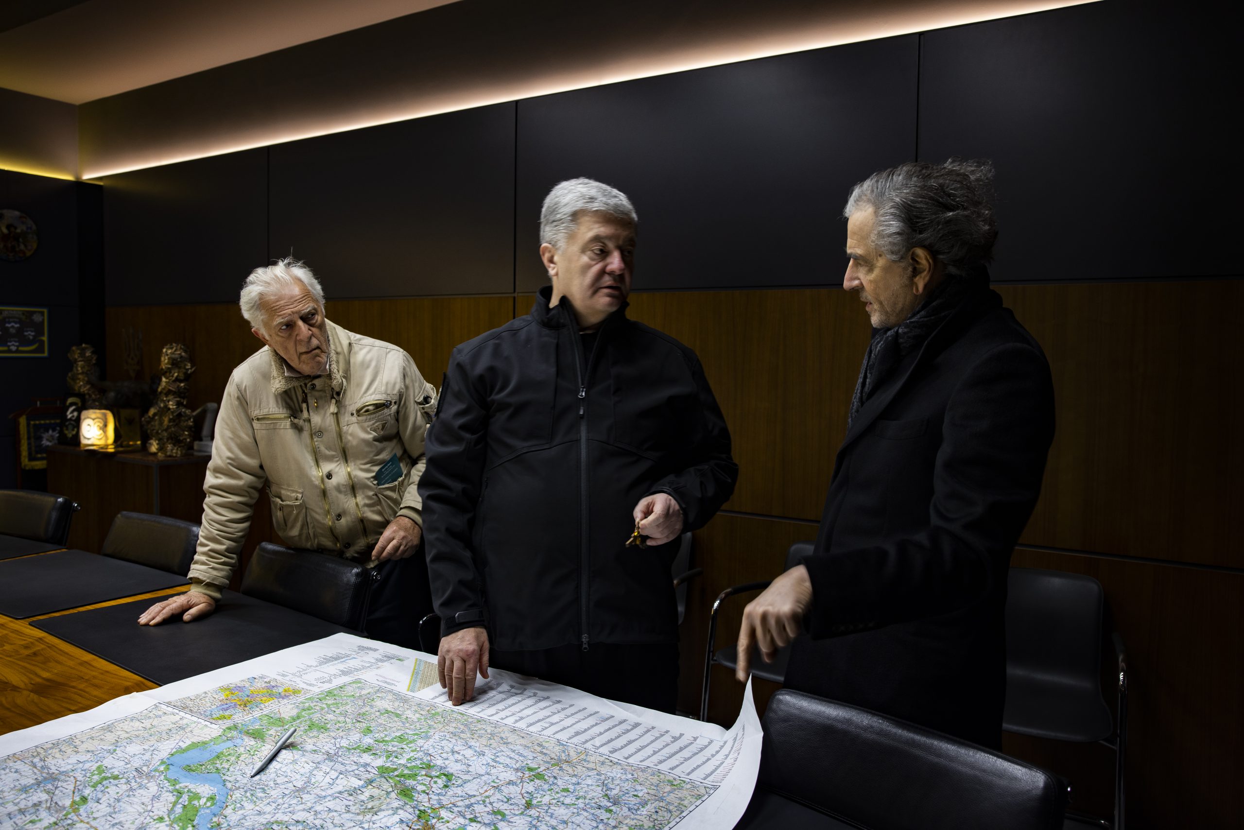 Bernard-Henri Lévy avec Avec Petro Porochenko et Gilles Hertzog.