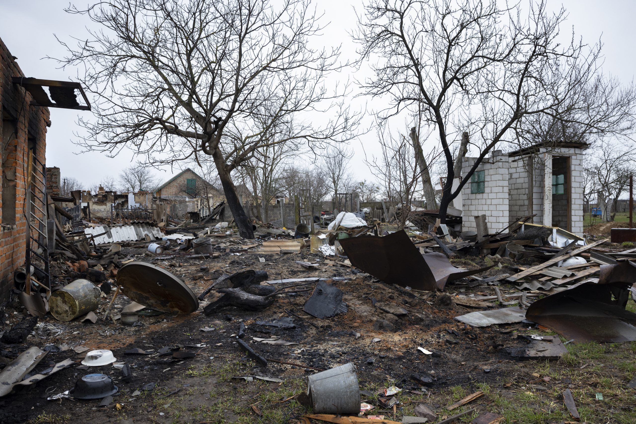 Les débris du village de Boutcha en Ukraine. Les maisons sont détruites, le sol est brûlé.