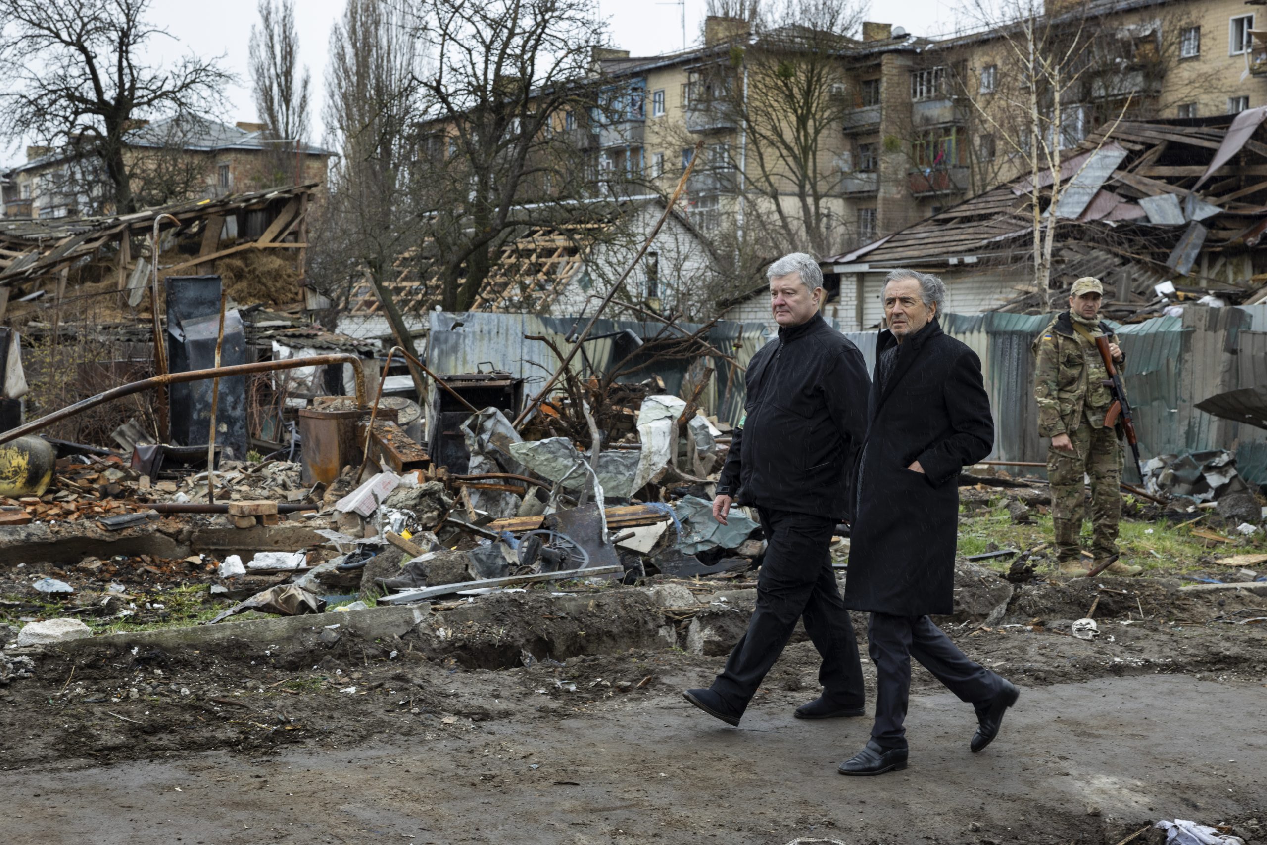 Bernard-Henri Lévy et Petro Porochenko à Boutcha, au milieu des décombres causés par l'armée russe. Les maisons sont détruites.