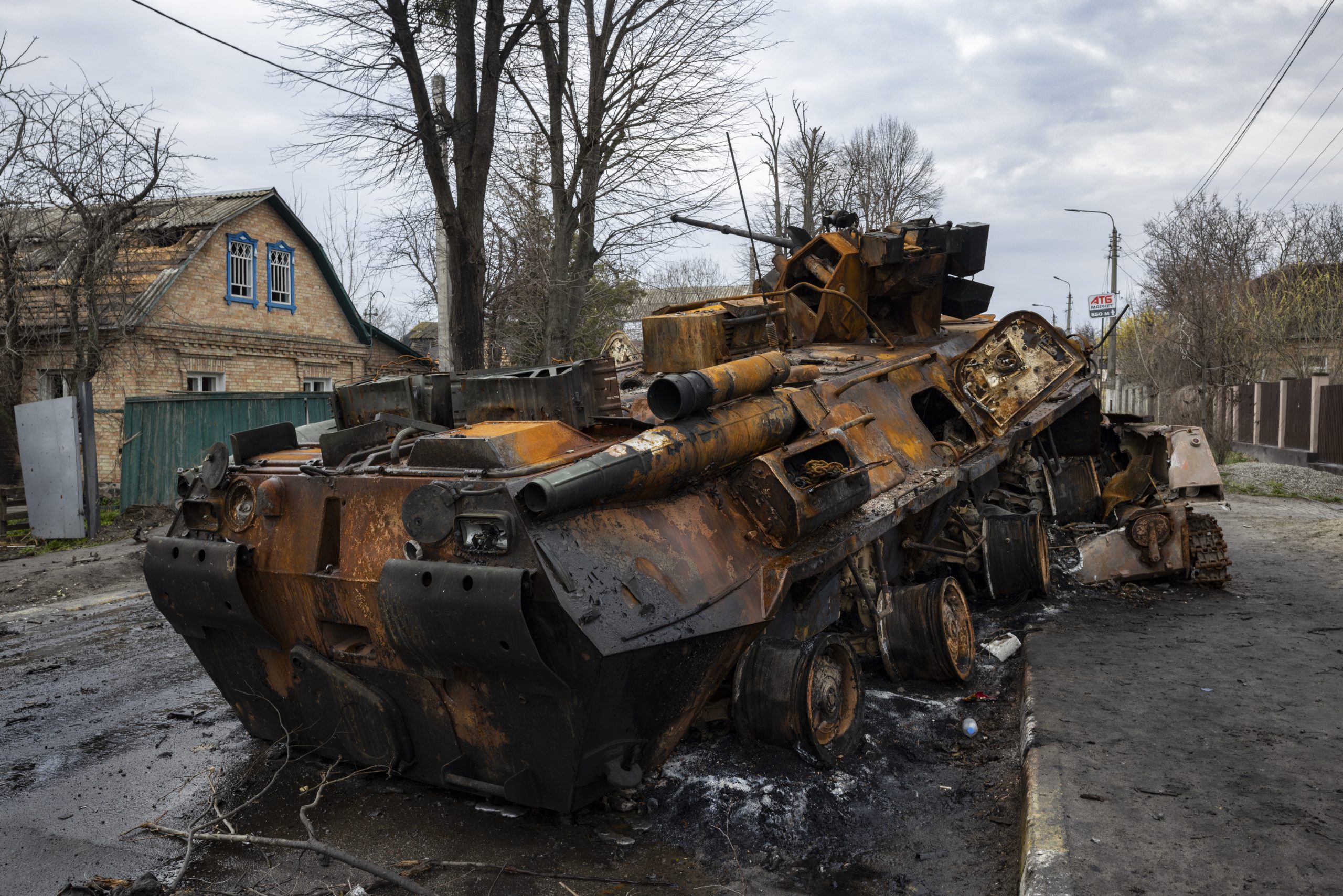 Un char calciné après une attaque de cocktails molotov dans une rue de Boutcha en Ukraine.