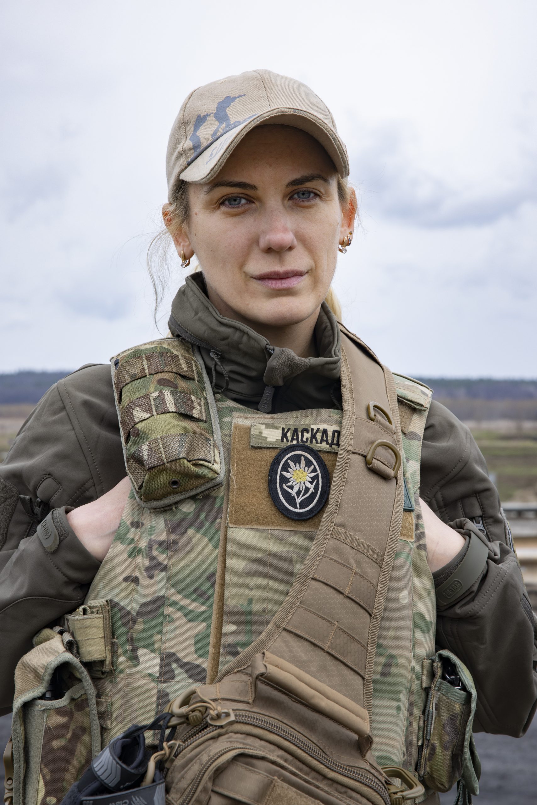 Portrait d'une femme en tenue militaire, elle se bat pour l'Ukraine.