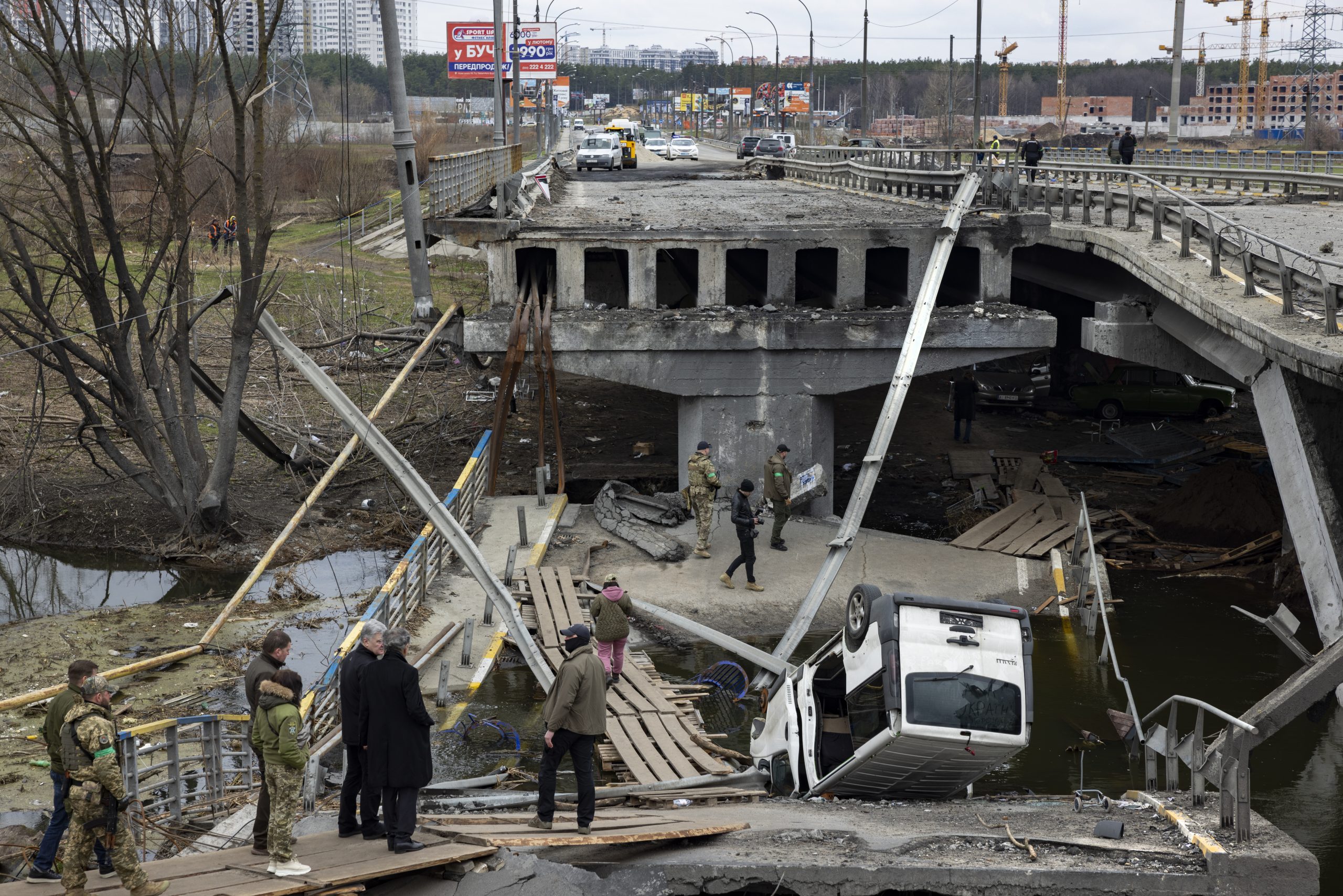 Le pont d'Irpin en Ukraine s'est effondré suite à une explosion. Au bord de l'eau, près d'une voiture retournée plongée dans l'eau, sur les décombres, Bernard-Henri Lévy est avec Petro Porochenko.