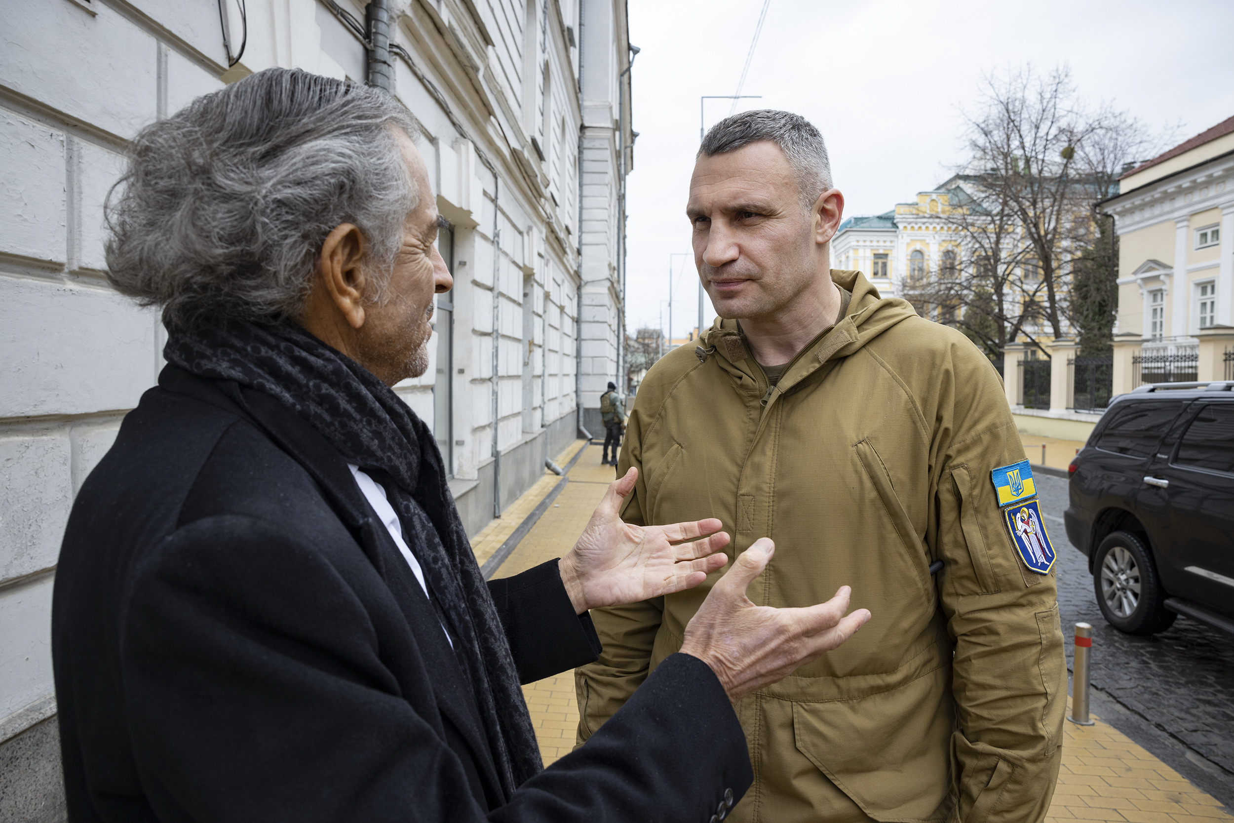 Bernard-Henri Lévy dialogue avec le maire de Kiev Vitali Klitschko dans une rue de la capitale ukrainienne.