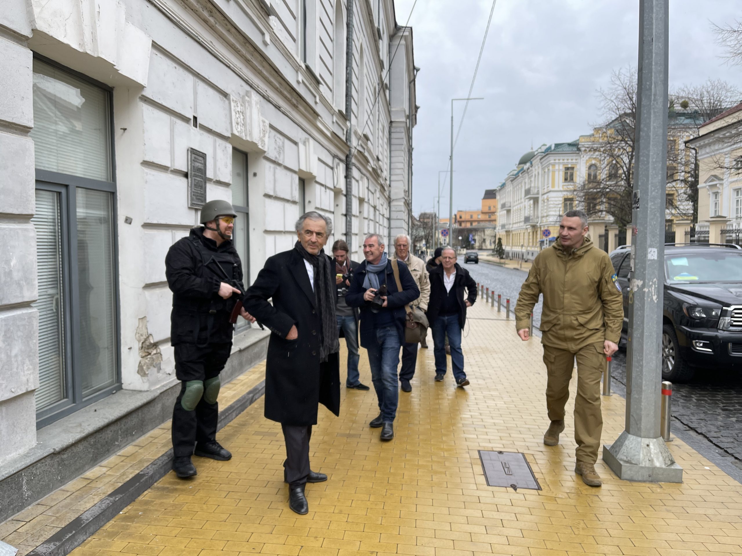 Bernard-Henri Lévy avec son équipe à la rencontre de Vitali Klitschko, en tenue militaire, dans une rue de Kiev.