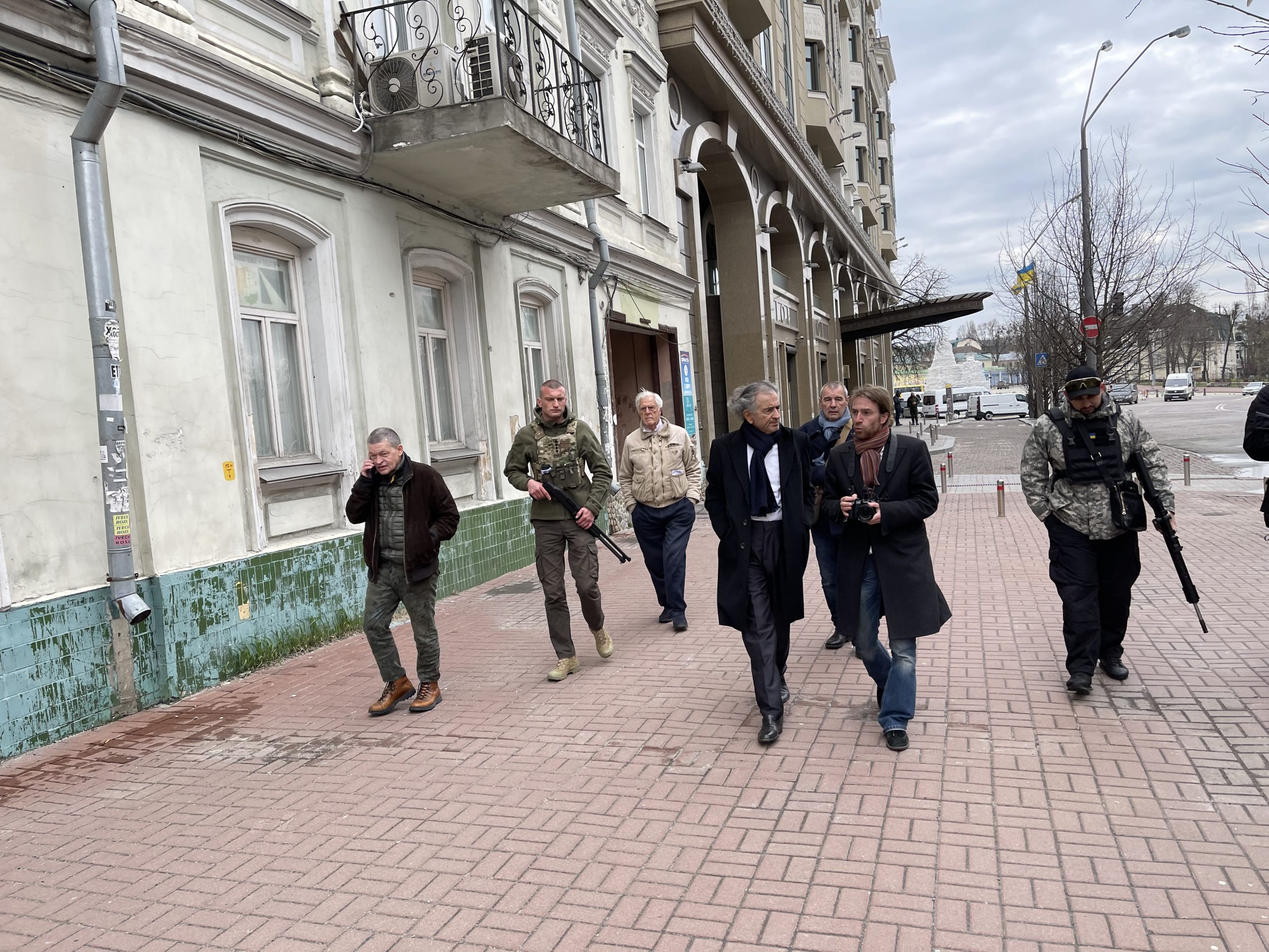 Bernard-Henri Lévy et son équipé entourée de militaires dans les rues de Kiev.
