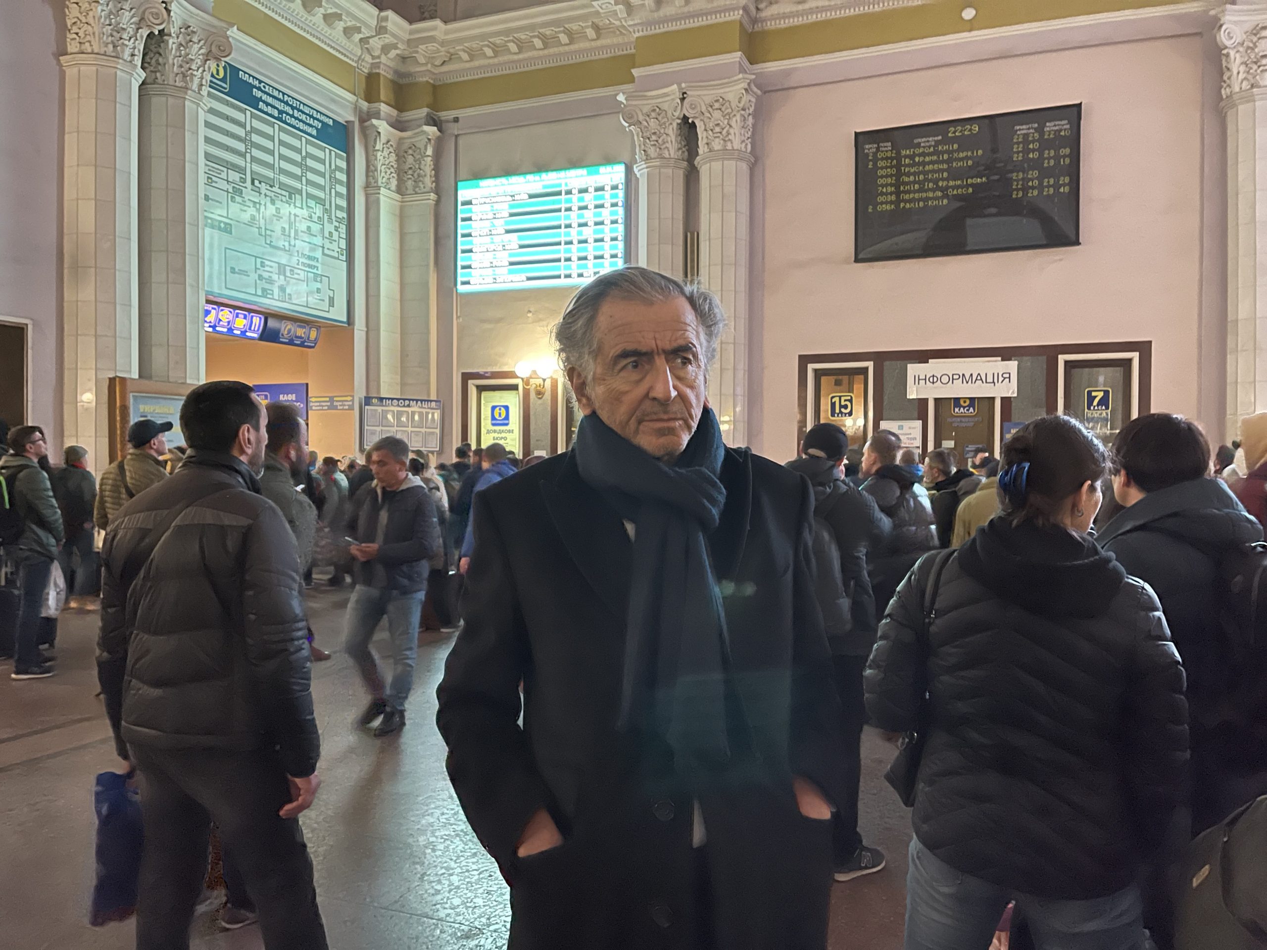 Bernard-Henri Lévy dans une gare en Ukraine.