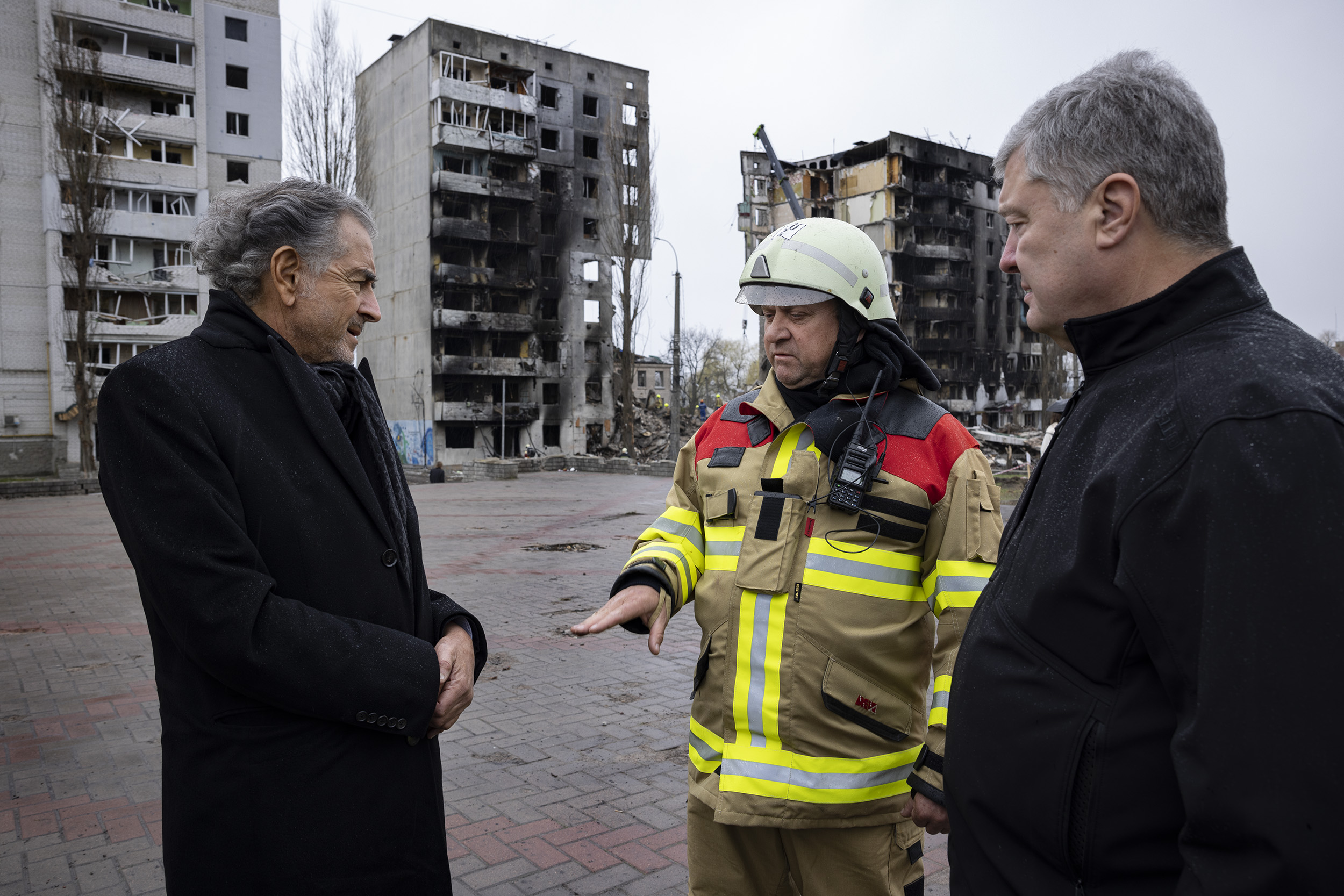 Place centrale de Boutcha, avec le président Petro Porochenko. Au fond, des immeubles détruits après des explosions et des incendies après les bombardements russes.