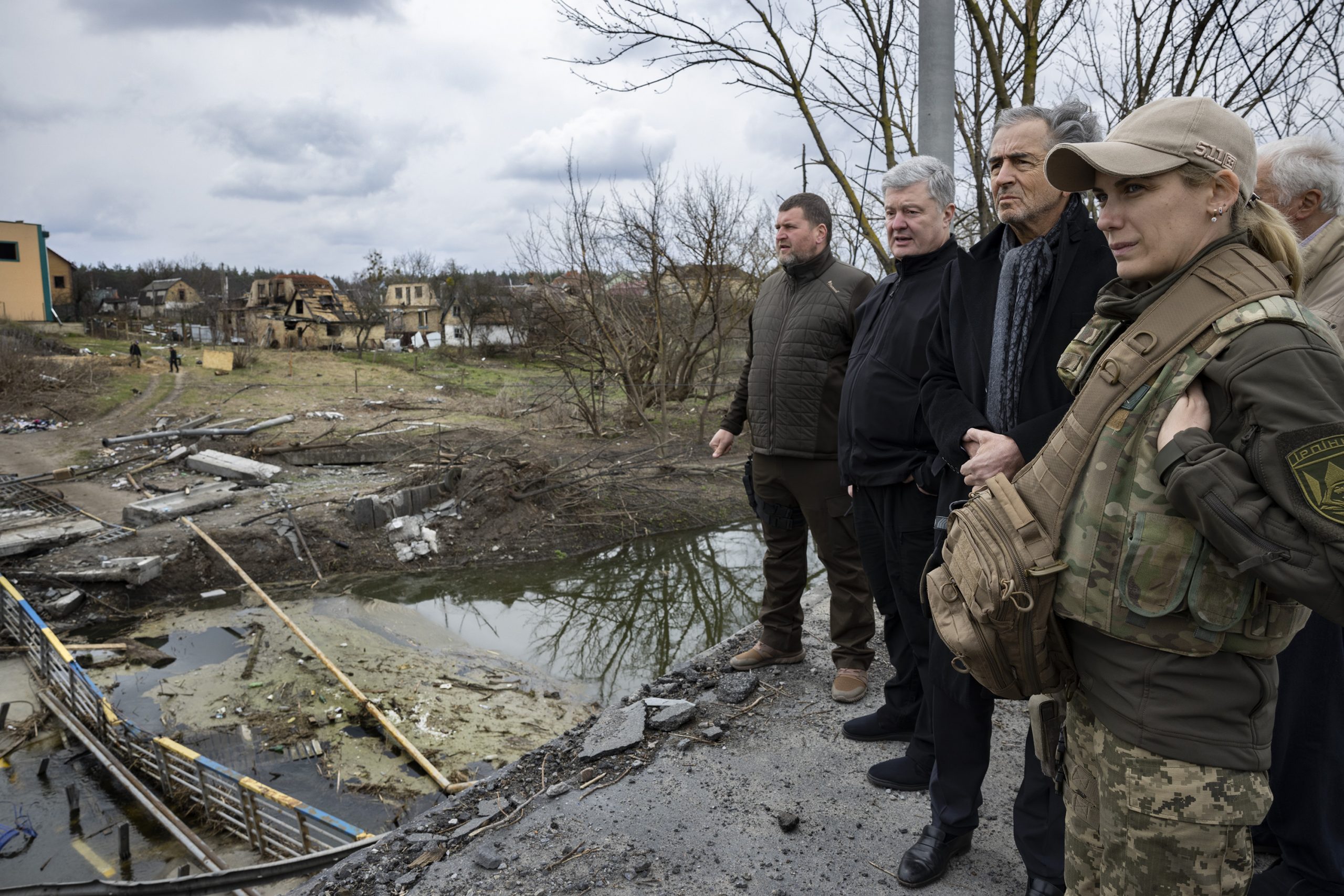 Bernard-Henri Lévy à Irpin avec le président Petro Porochenko. Ils sont avec des militaires près d'un pont détruit par les russes.