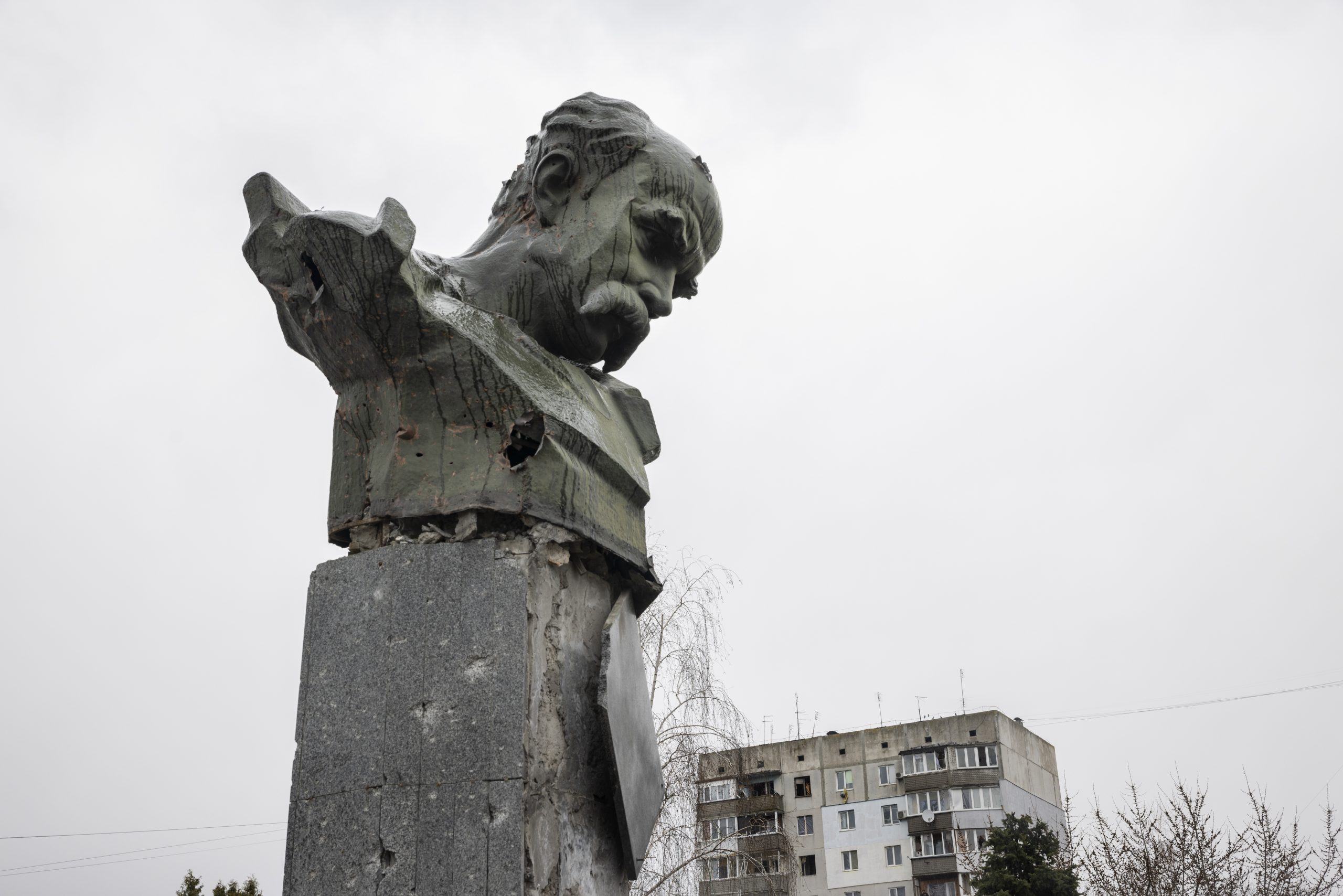Le buste du grand poète ukrainien Taras Shevchenko vandalisé par les Russes. On distingue des impacts dans la pierre et le métal.