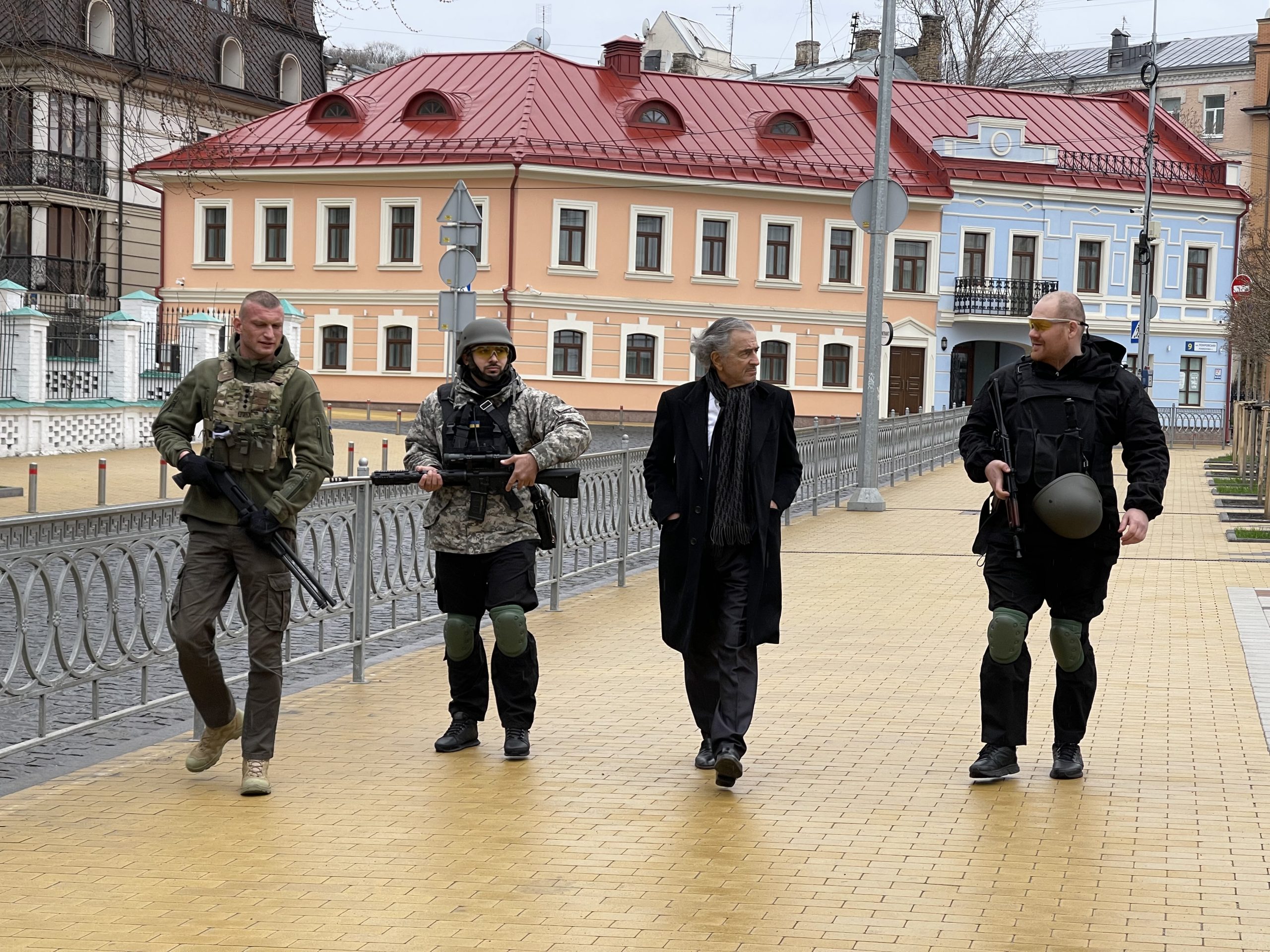 Bernard-Henri Lévy dans les rues de Kiev avec des militaires.