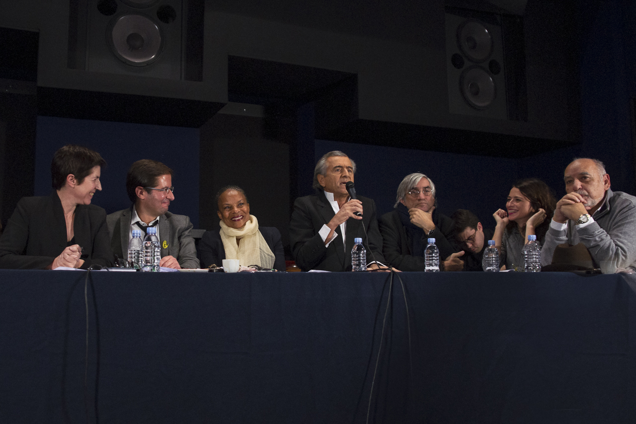 Christine Angot, Alexis Lacroix, Christiane Taubira, Bernard-Henri Lévy, Maurice Szafran, Patrick Klugman, Karine Tuil et Tahar Ben Jelloun assis derrière une table.