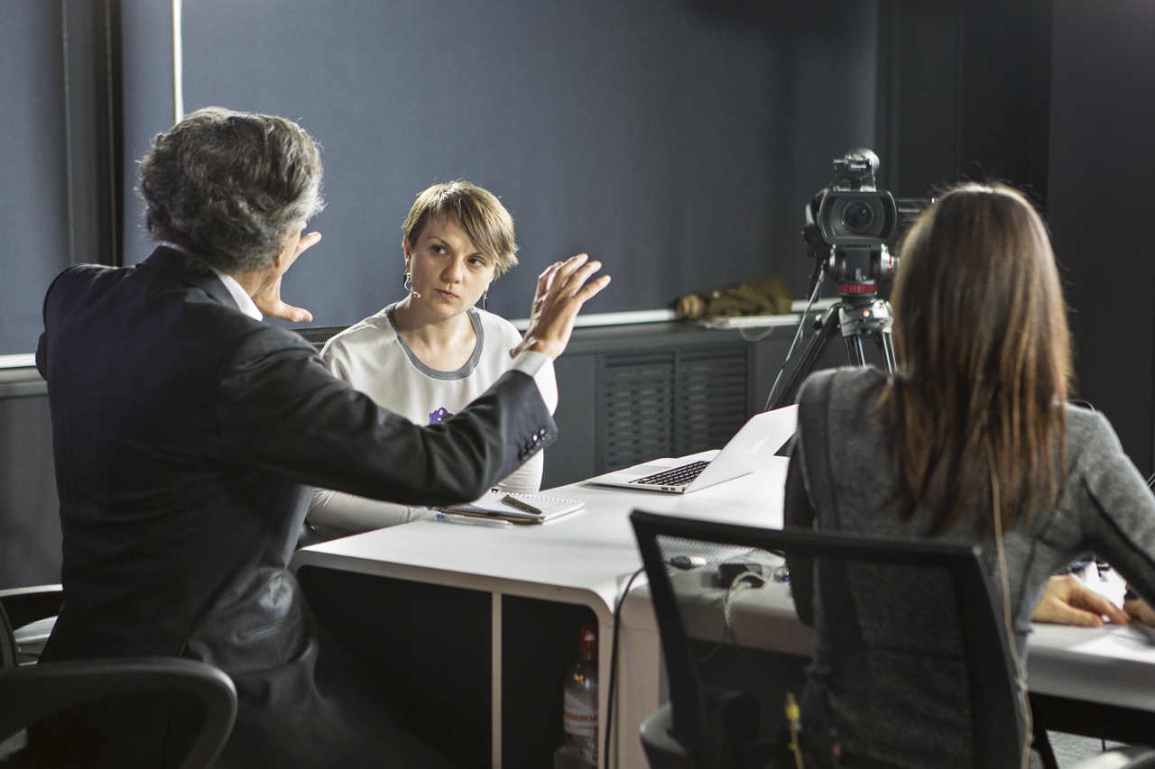Interview de Bernard-Henri Lévy, avec deux femmes journalistes, face à une caméra que l'on aperçoit au fond.
