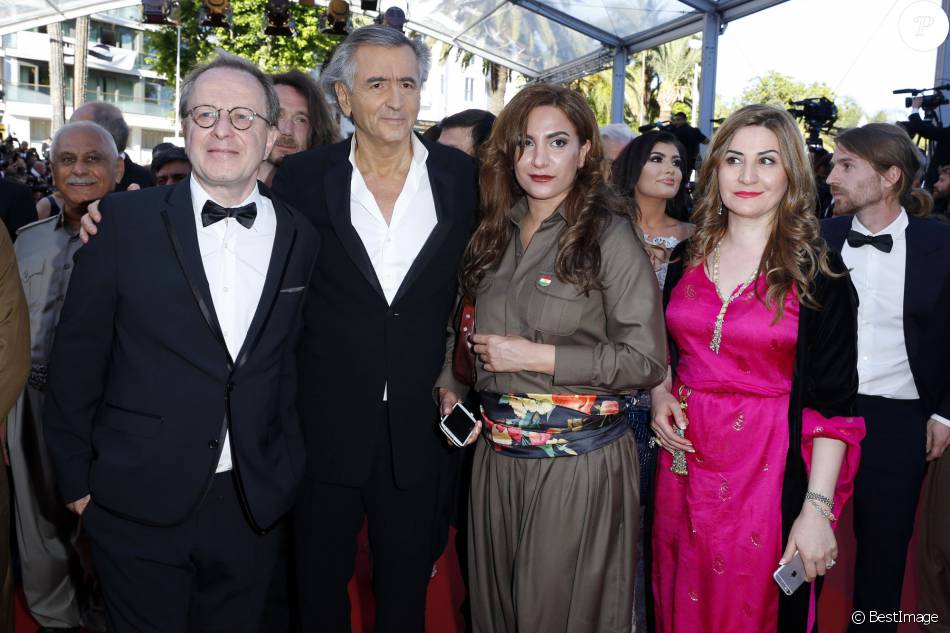 Bernard-Henri Lévy et son équipe sur le tapis rouge du Festival de Cannes