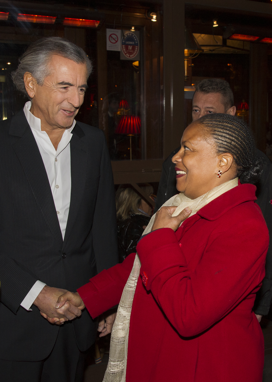 Bernard-Henri Lévy accueille Christiane Taubira, ils se serrent la main devant les micros des journalistes.