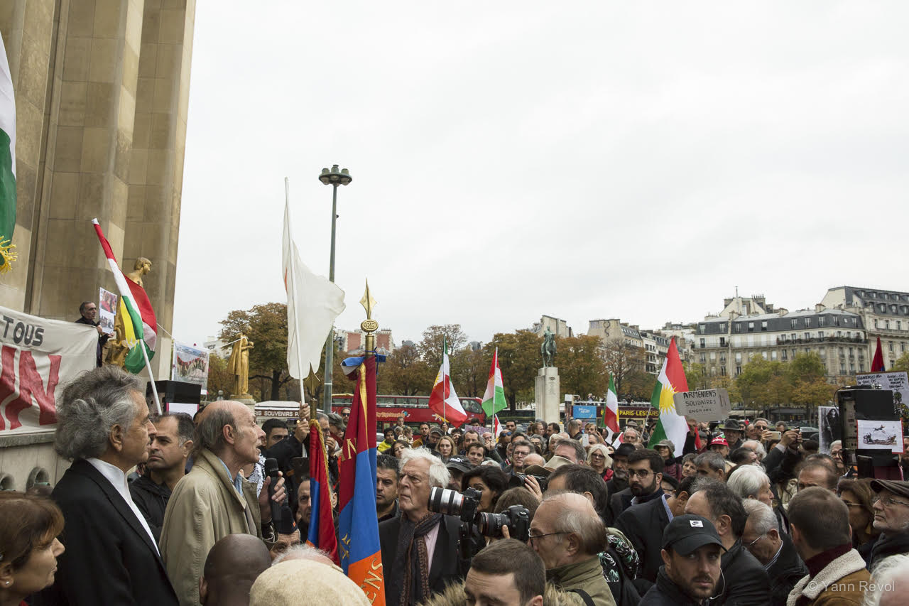 Bernard Schalscha prend la parole lors du rassemblement pour les Kurdes au Trocadéro, face à la foule.