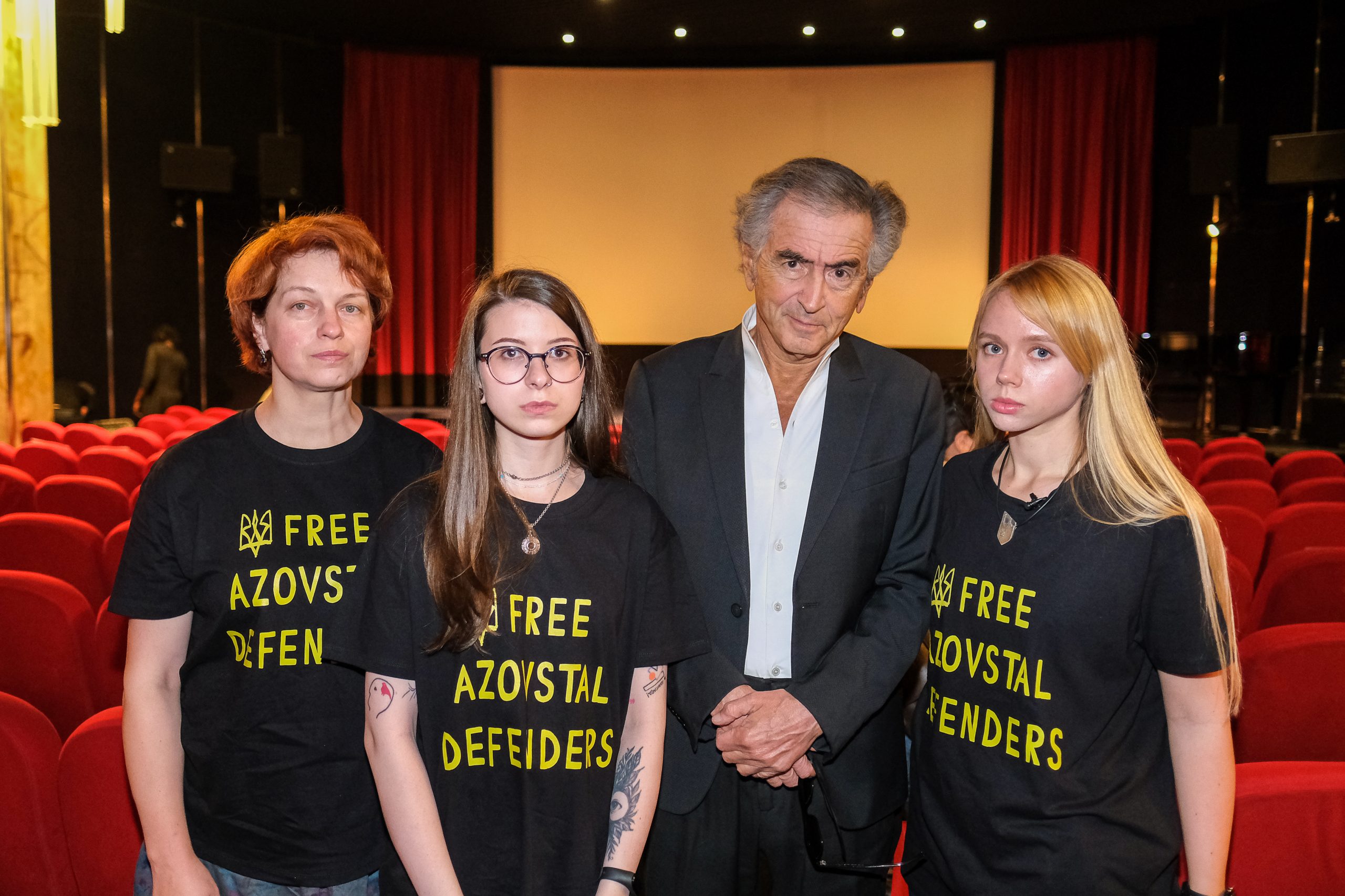 Bernard-Henri Lévy avec les activistes ukrainiennes Daria Tsykunova, Kateryna Prokopenko, Alla Samoilenk. dans la salle du cinéma Le Balzac