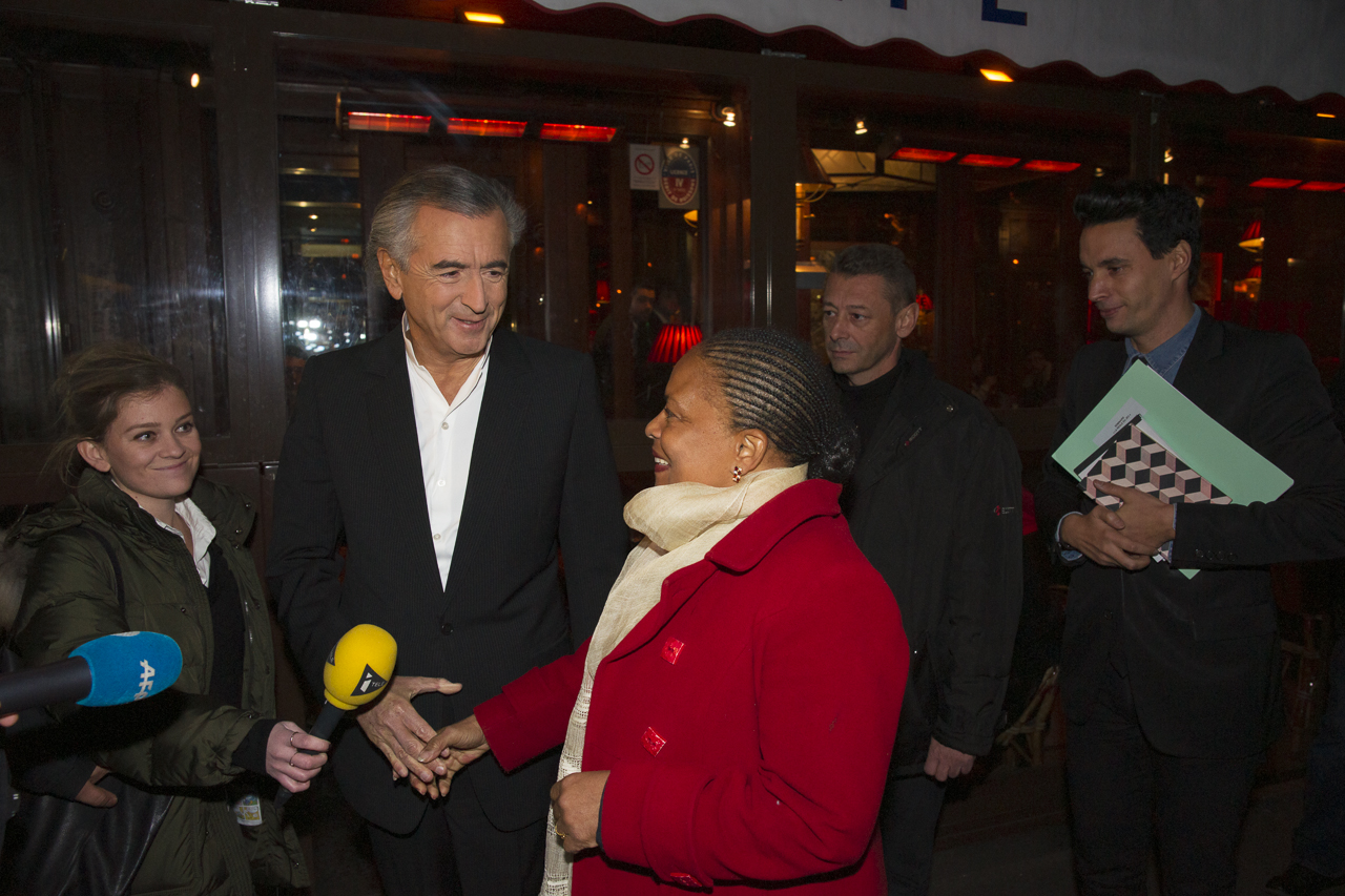 Bernard-Henri Lévy accueille Christiane Taubira, ils se serrent la main devant les micros des journalistes.