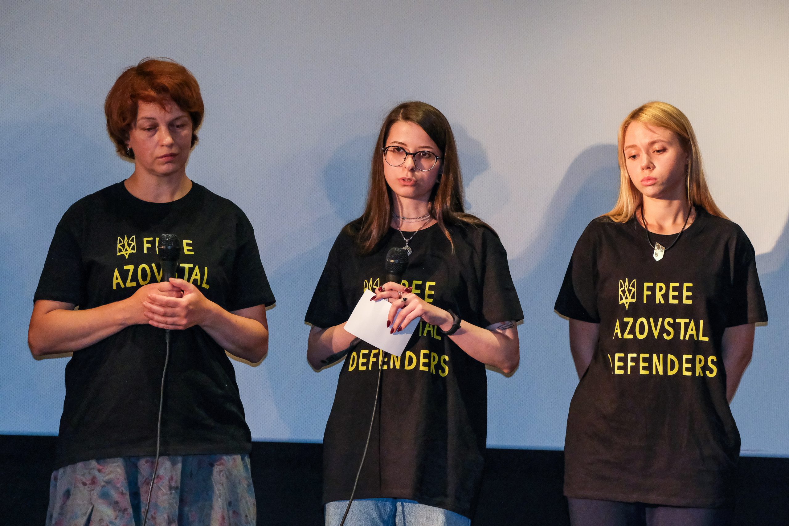 Daria Tsykunova, Kateryna Prokopenko, Alla Samoilenk parlent devant un écran de cinéma