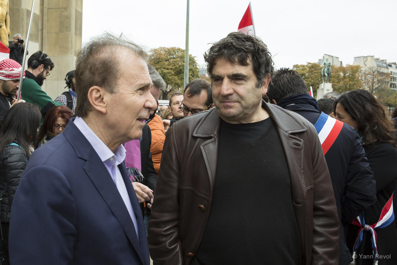 Kendal Nezan et Romain Goupil dans la foule de la manifestation pour les Kurdes au Trocadéro.