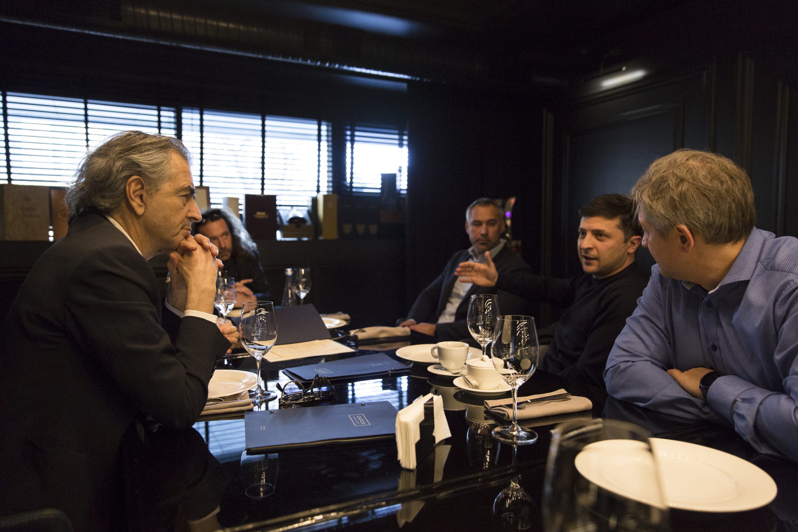Rencontre entre Bernard-Henri Levy et Volodymyr Zelensky à la table d'un restaurant, avec Camille Lotteau, Vladislav Davidzon.