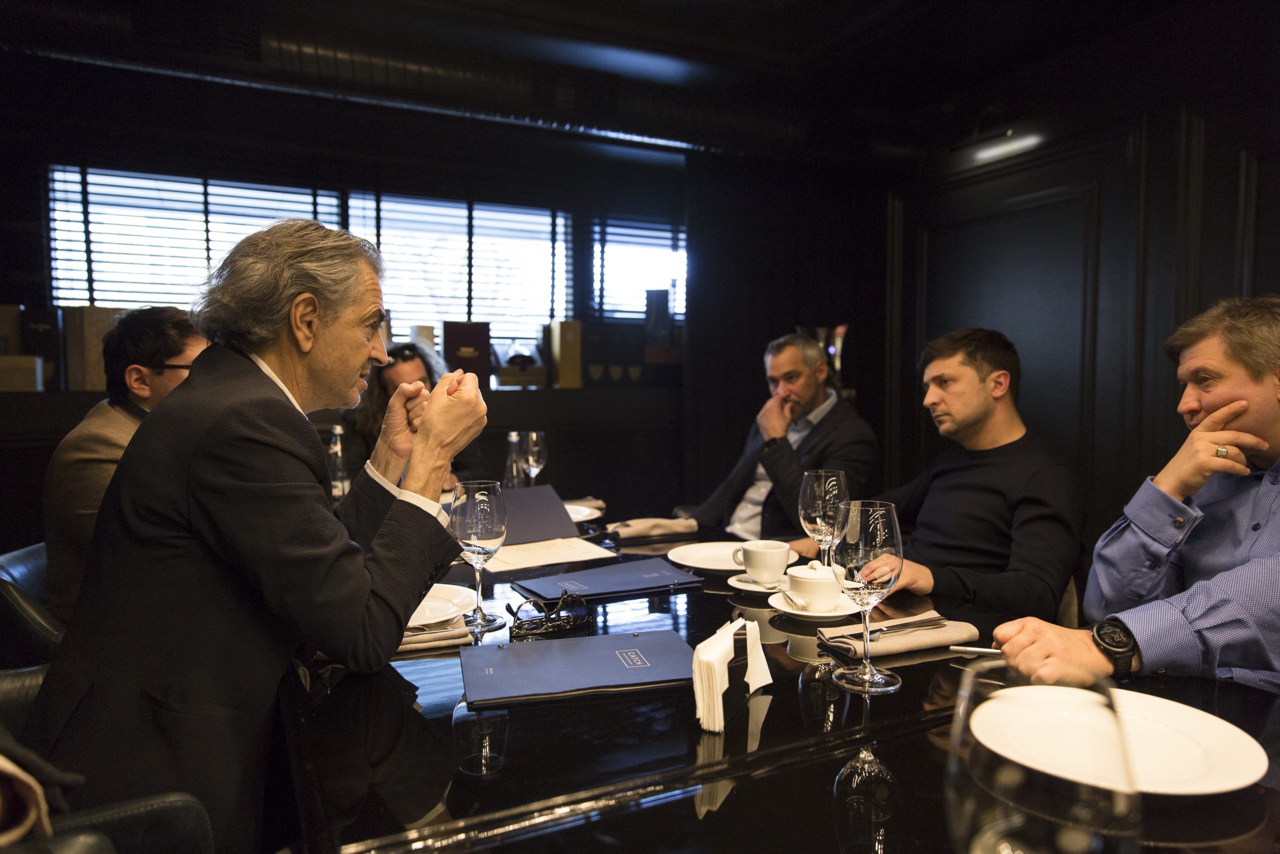 Rencontre entre Bernard-Henri Levy et Volodymyr Zelensky à la table d'un restaurant, avec Camille Lotteau, Vladislav Davidzon.