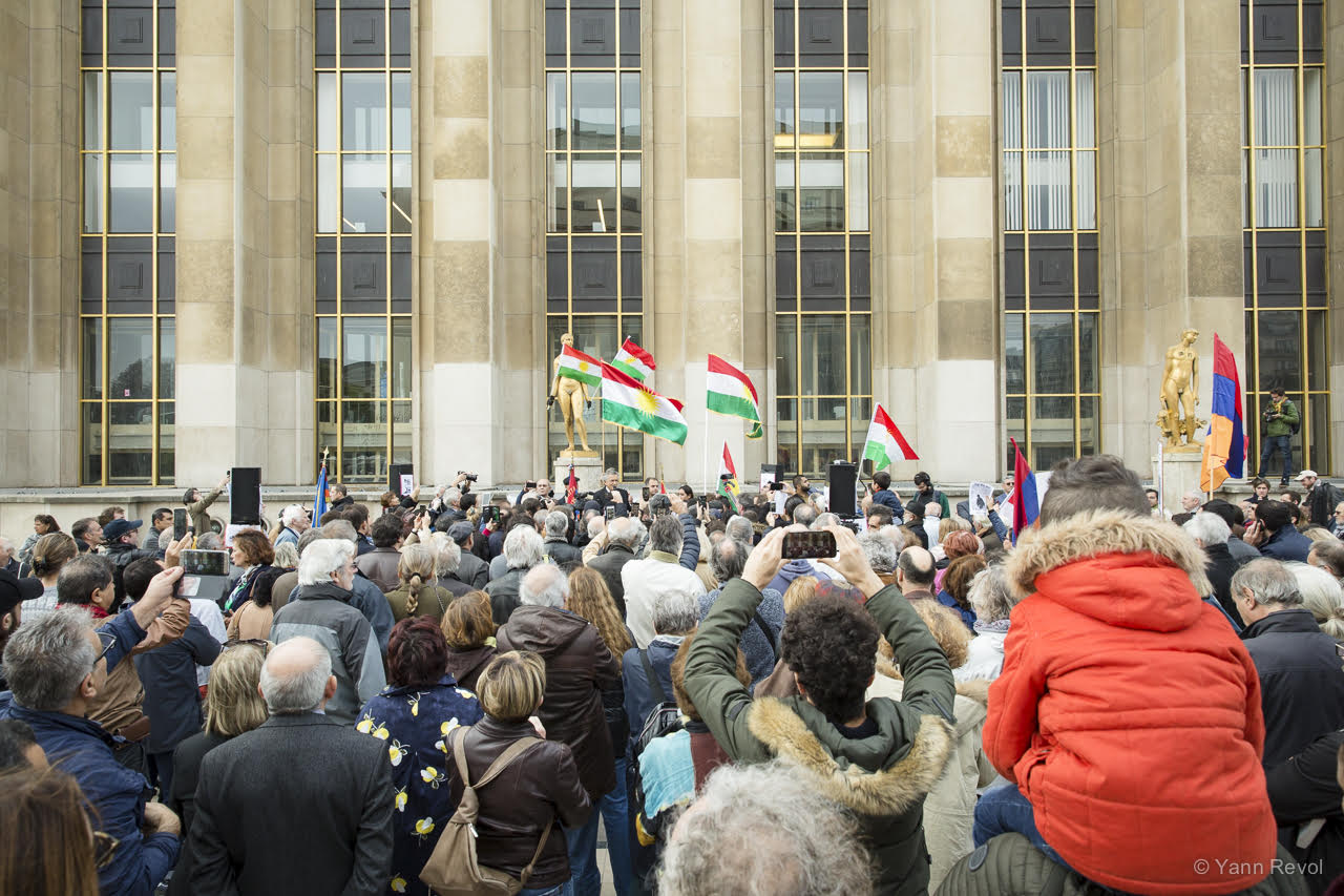 La foule rassemblée à Paris, au Trocadéro, pour marquer son soutien aux Kurdes.